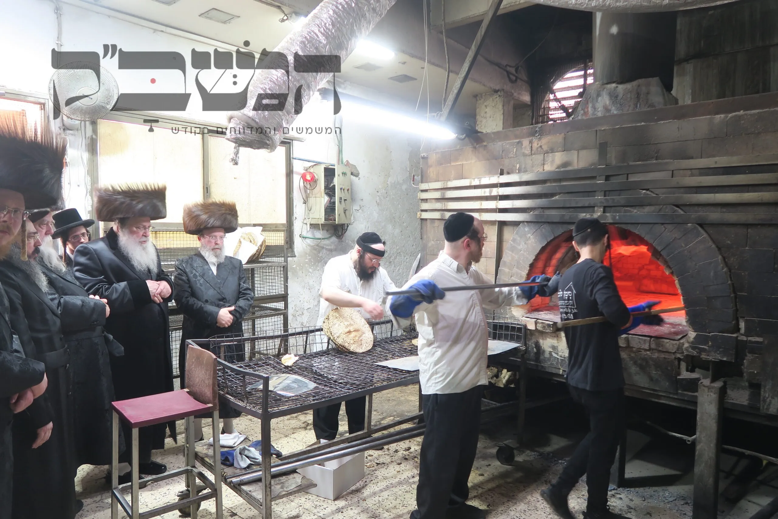 'לְמַצָּה שֶׁל מִצְוָה': האדמו"ר מנדבורנה באפית מצות בערב החג
