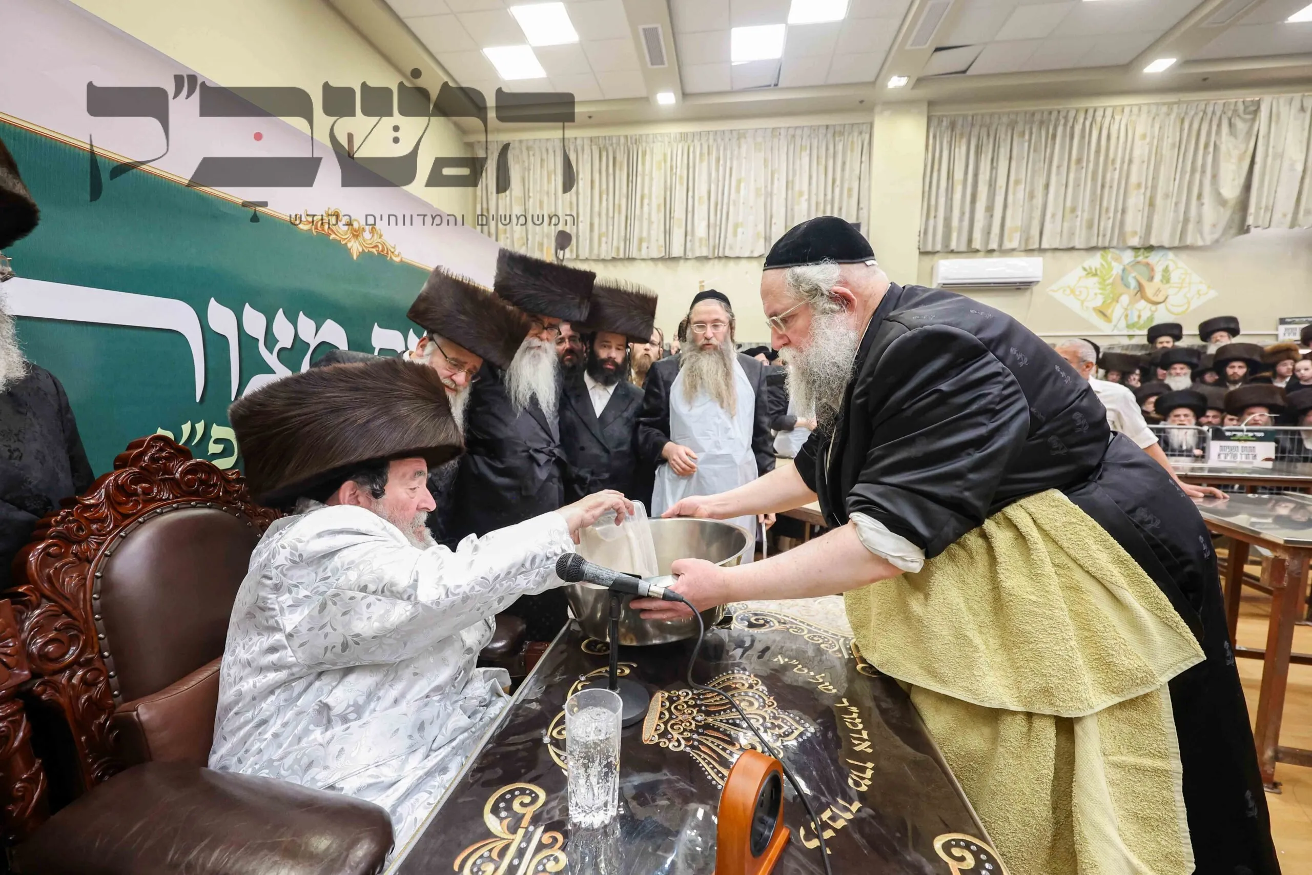 , במעמד רווי הוד והתעלות בחצות היום של ערב פסח, אפה האדמו