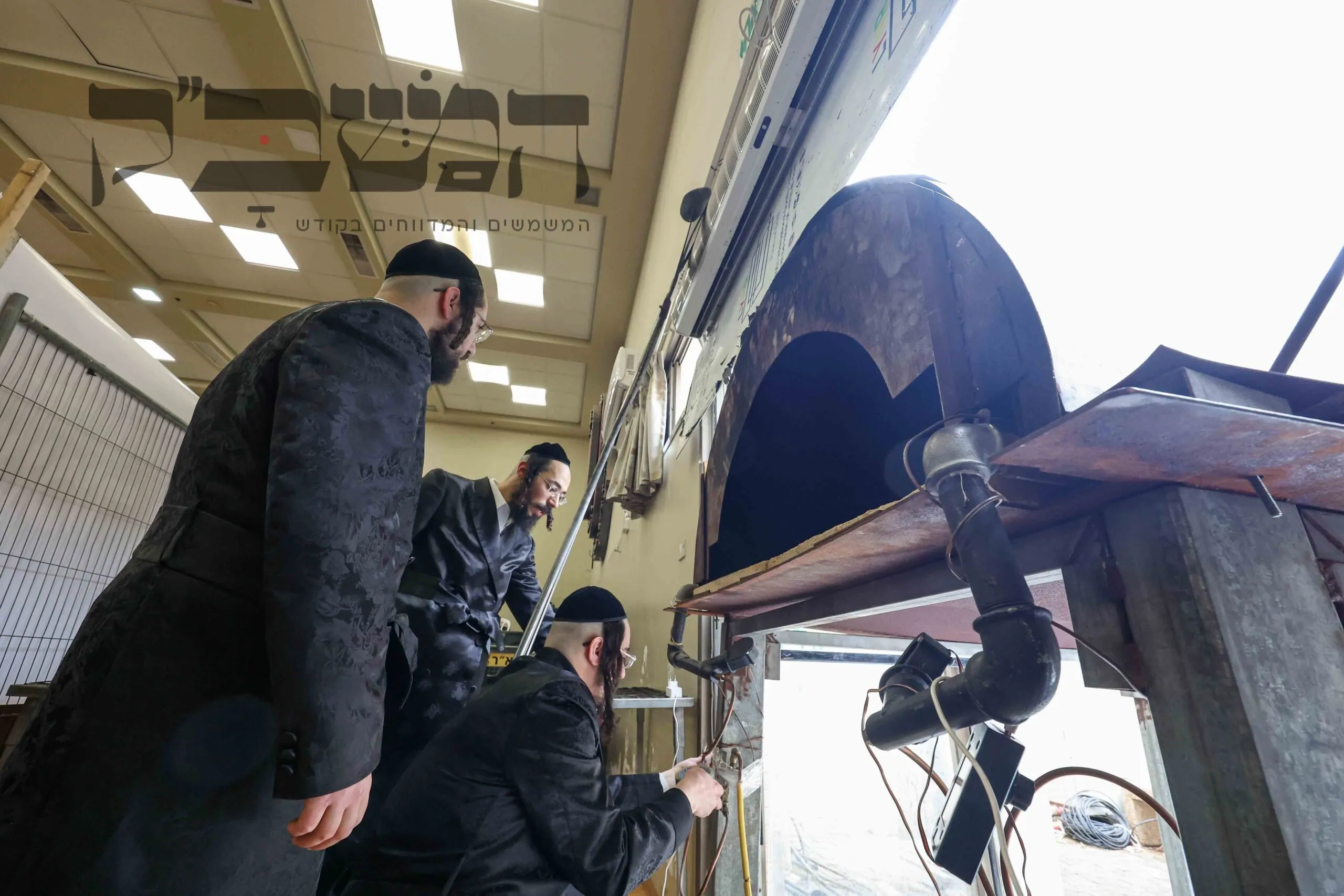 , במעמד רווי הוד והתעלות בחצות היום של ערב פסח, אפה האדמו