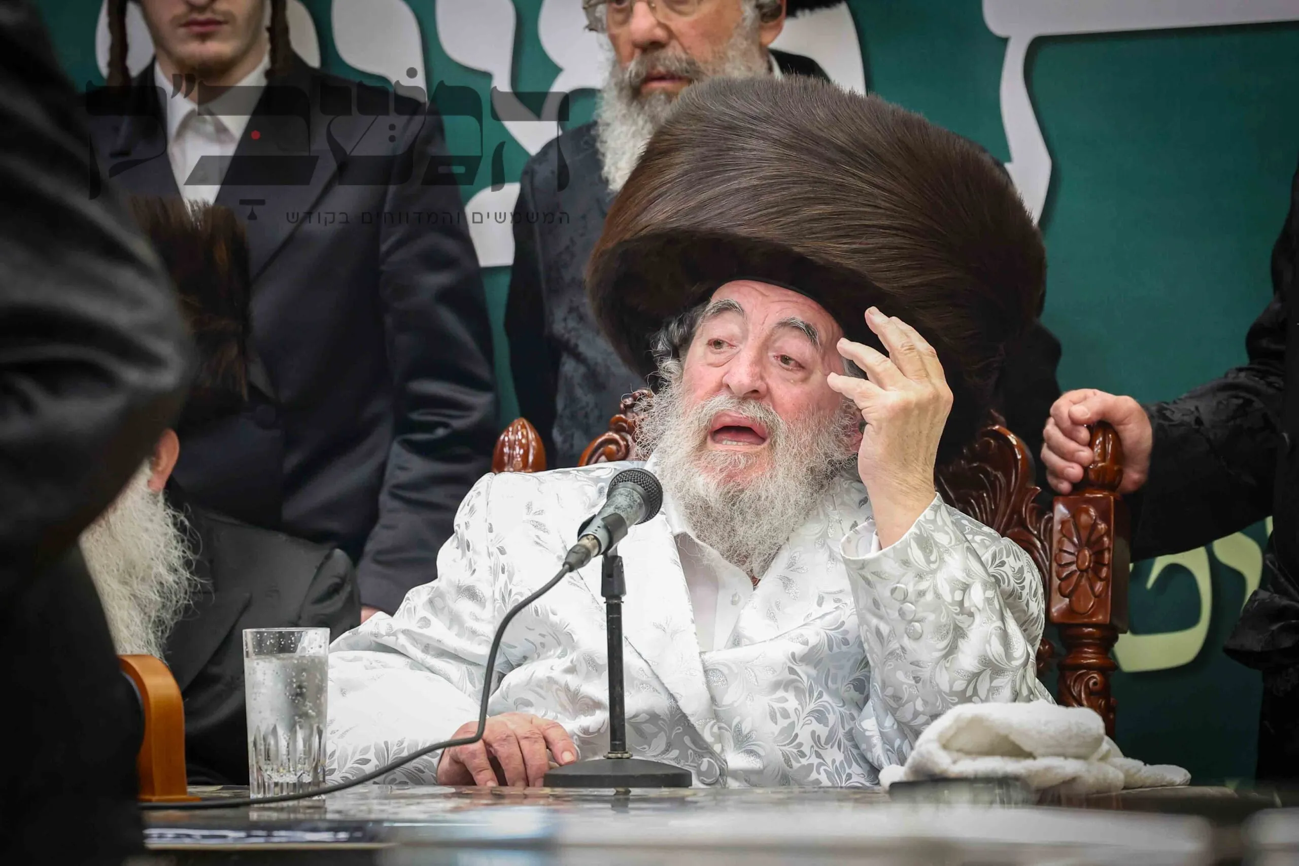 , במעמד רווי הוד והתעלות בחצות היום של ערב פסח, אפה האדמו