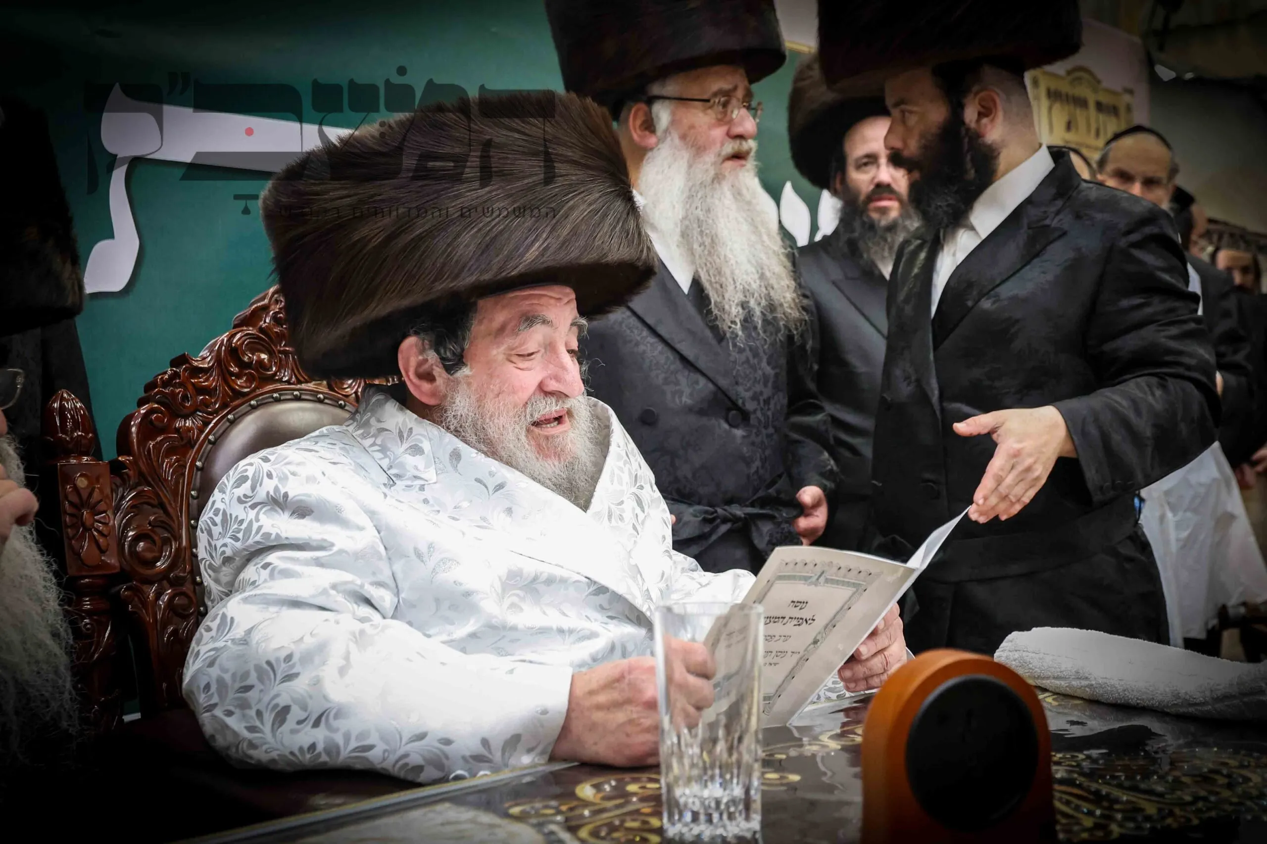 , במעמד רווי הוד והתעלות בחצות היום של ערב פסח, אפה האדמו