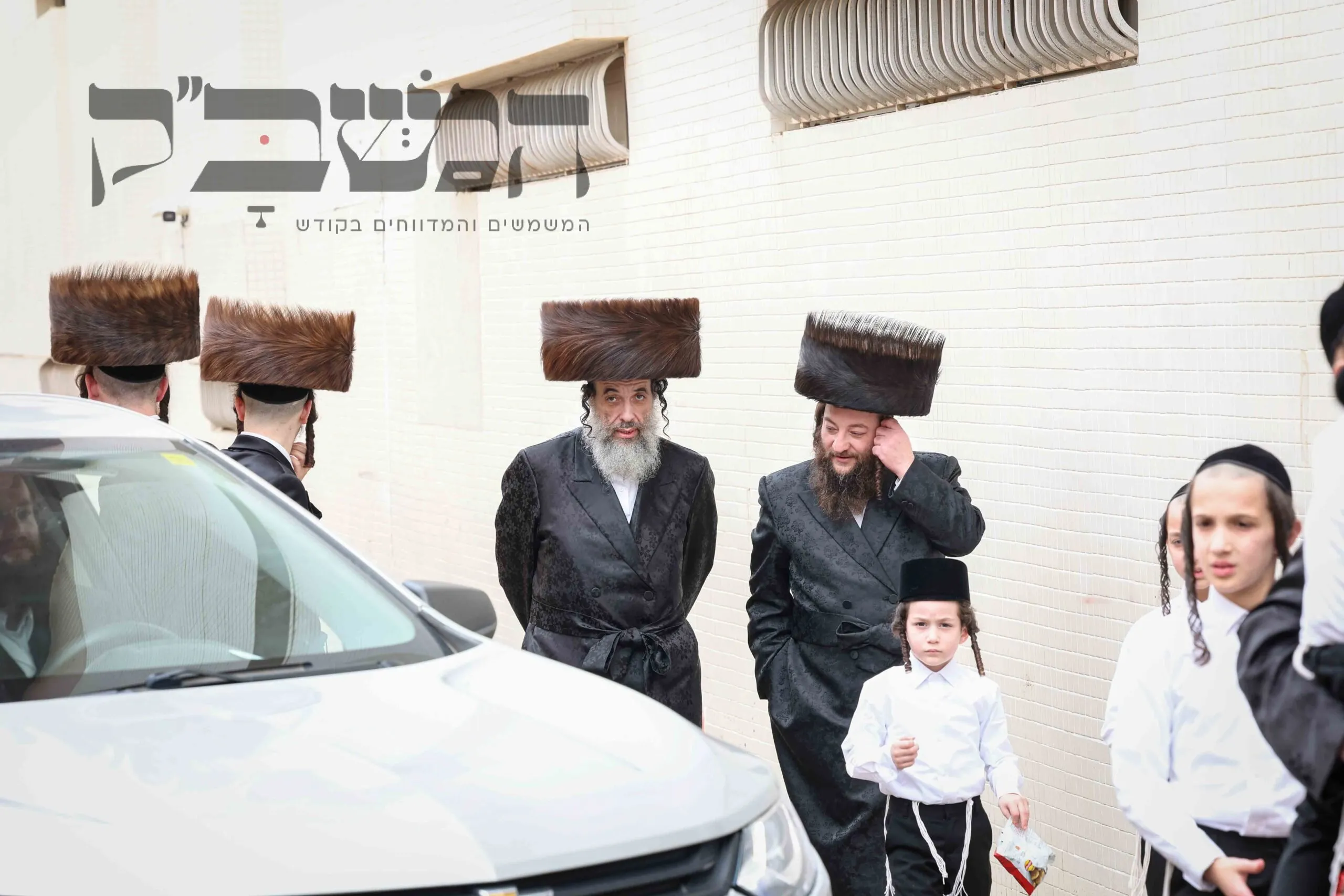 , במעמד רווי הוד והתעלות בחצות היום של ערב פסח, אפה האדמו