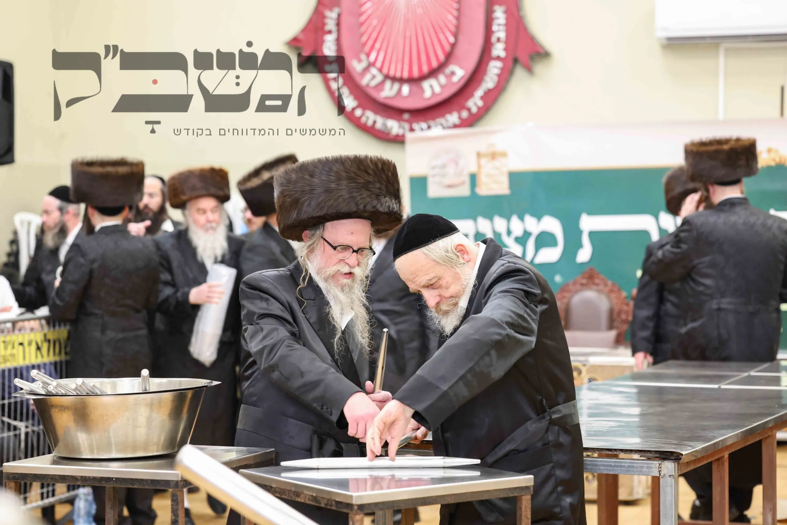 , במעמד רווי הוד והתעלות בחצות היום של ערב פסח, אפה האדמו