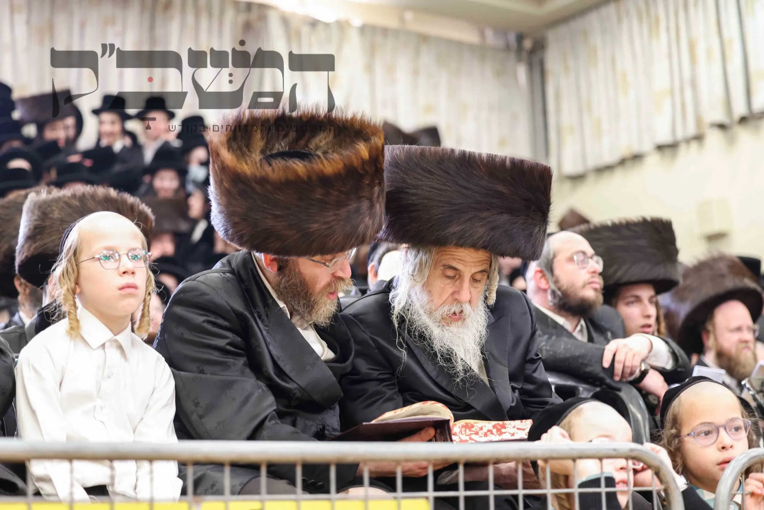 , במעמד רווי הוד והתעלות בחצות היום של ערב פסח, אפה האדמו