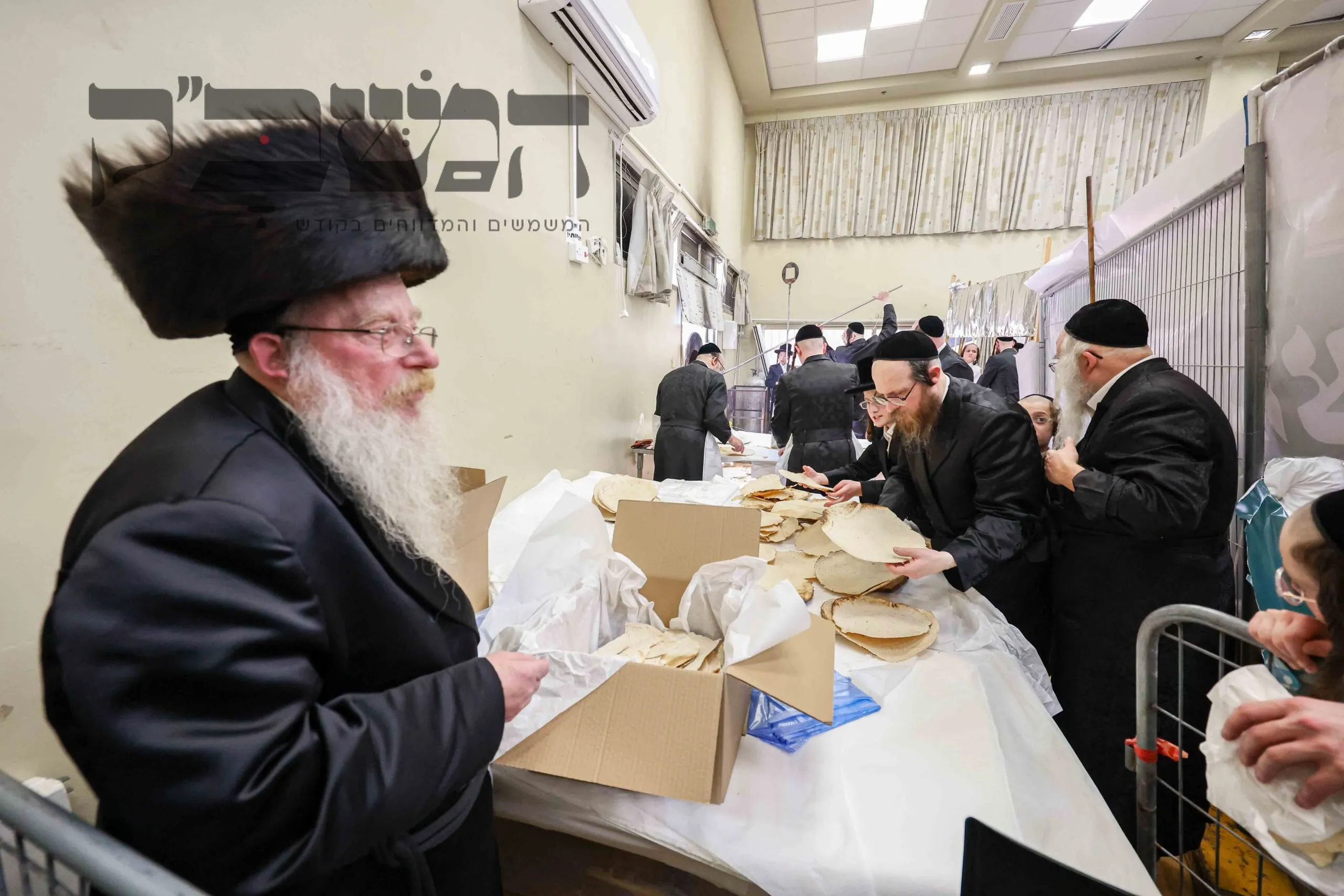 , במעמד רווי הוד והתעלות בחצות היום של ערב פסח, אפה האדמו