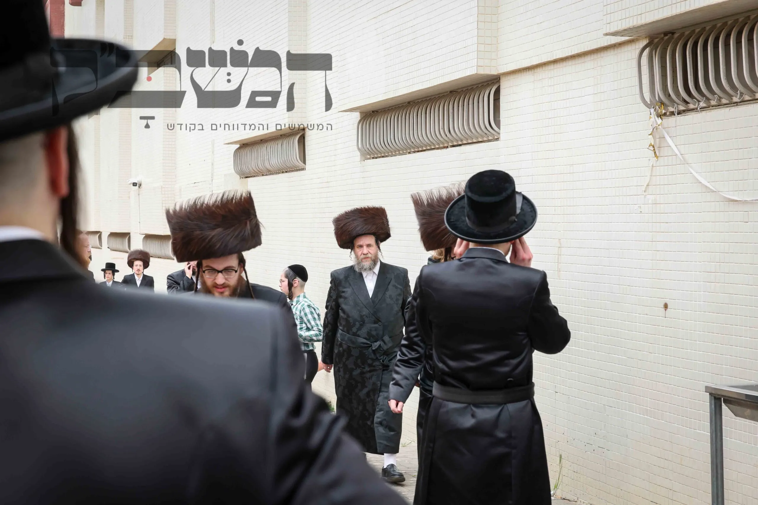 , במעמד רווי הוד והתעלות בחצות היום של ערב פסח, אפה האדמו