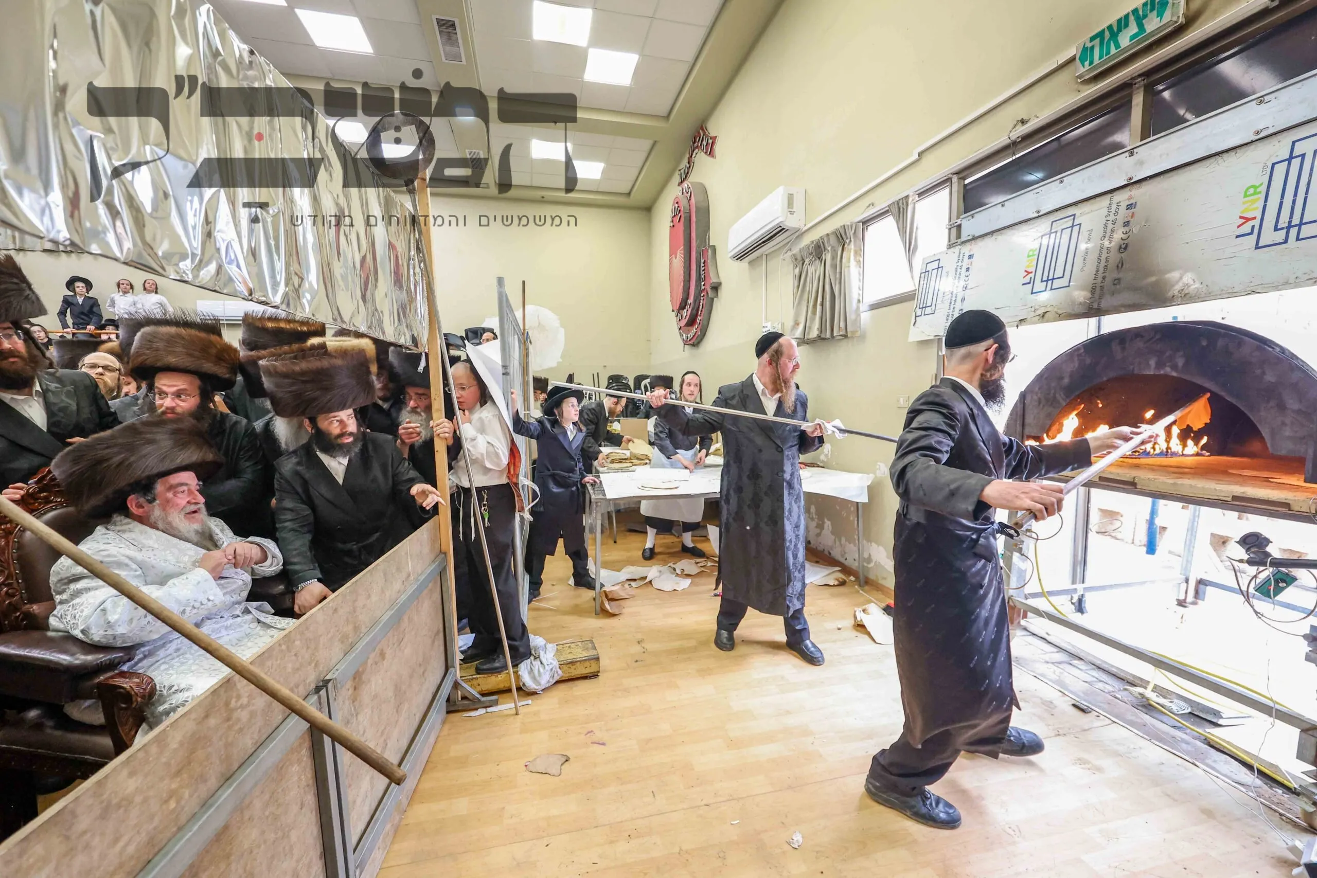 , במעמד רווי הוד והתעלות בחצות היום של ערב פסח, אפה האדמו