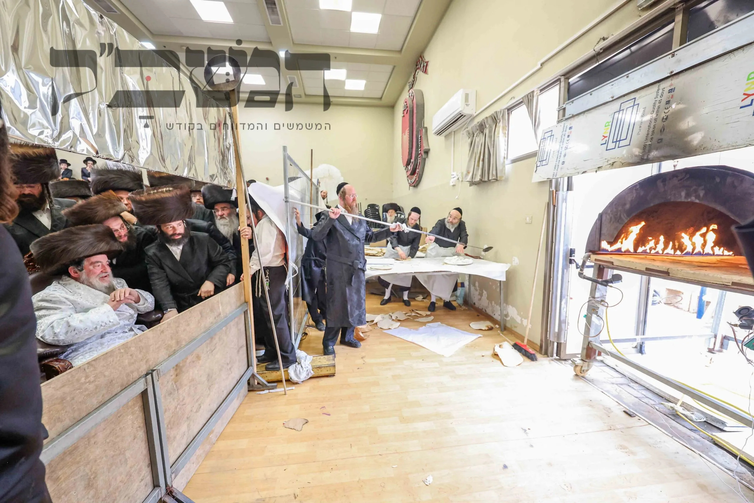 , במעמד רווי הוד והתעלות בחצות היום של ערב פסח, אפה האדמו