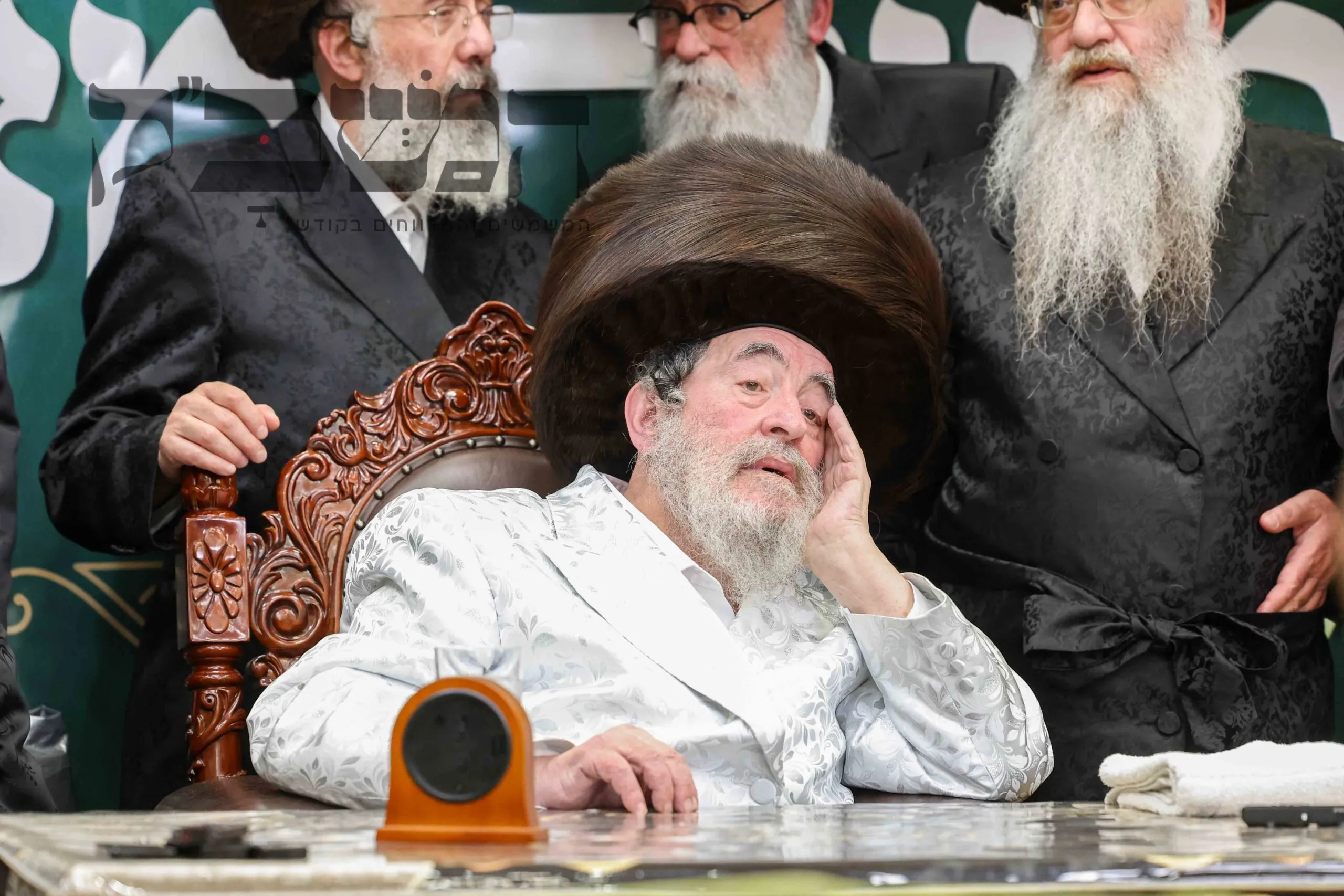 , במעמד רווי הוד והתעלות בחצות היום של ערב פסח, אפה האדמו