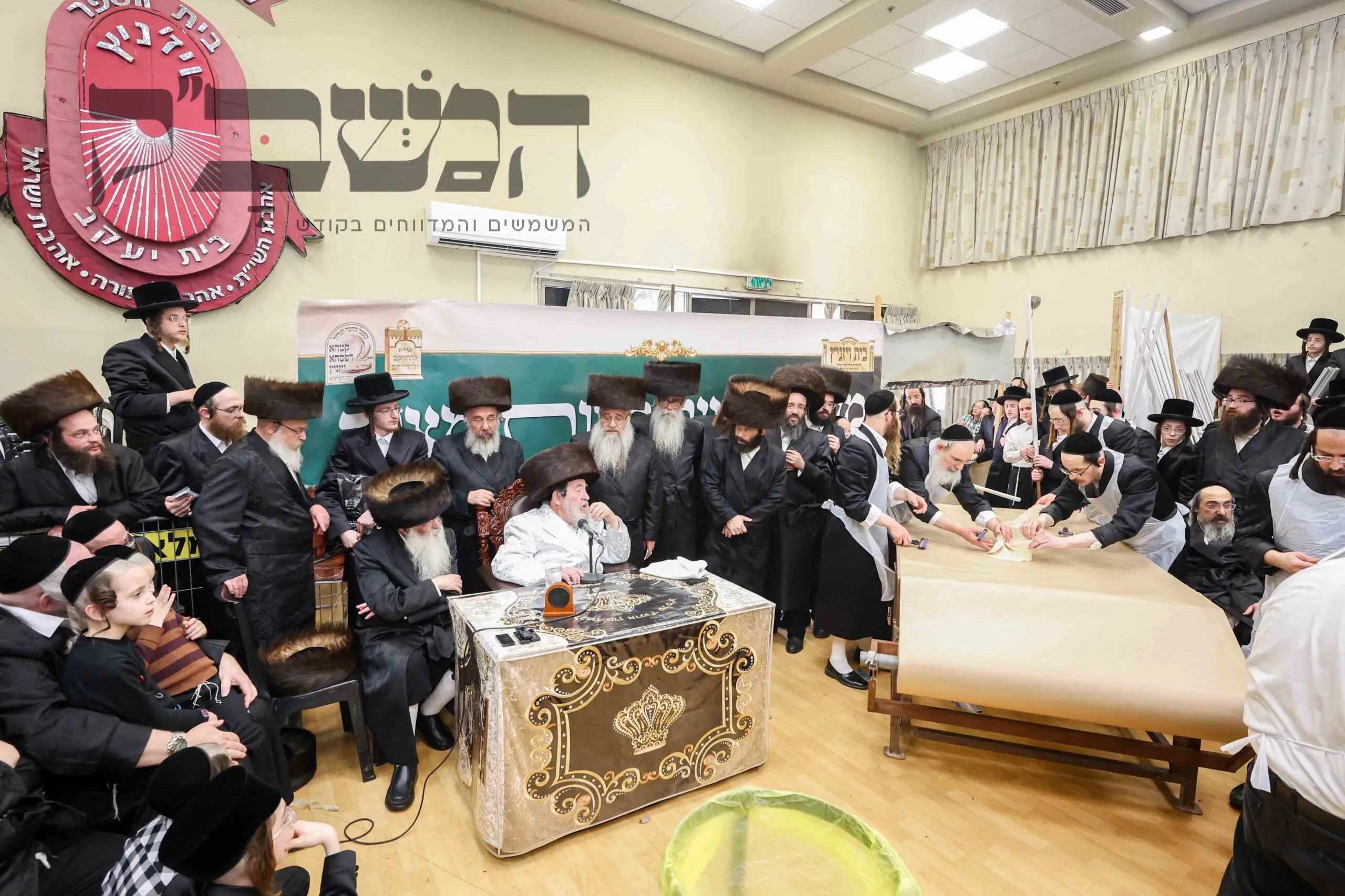 , במעמד רווי הוד והתעלות בחצות היום של ערב פסח, אפה האדמו