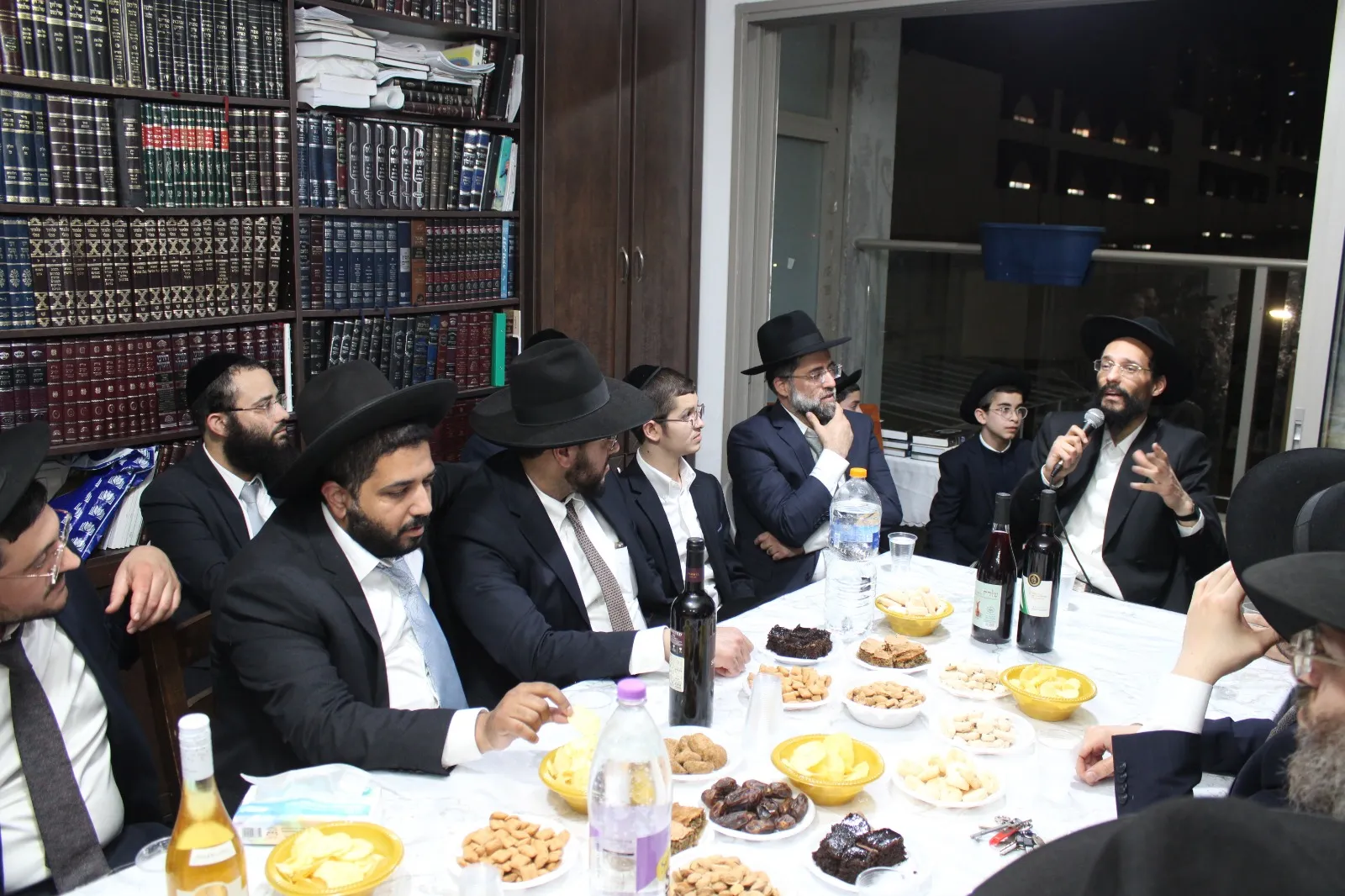 תיעוד: שמחת החג במעונו של הגר"י משדי בבני ברק