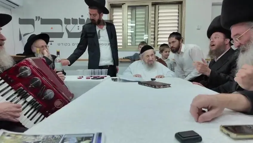 שמחת חג בבית מרן הגר"ד לנדו: ר' מונה רוזנבלום ור' משה צבי וינטרוב בשירה
