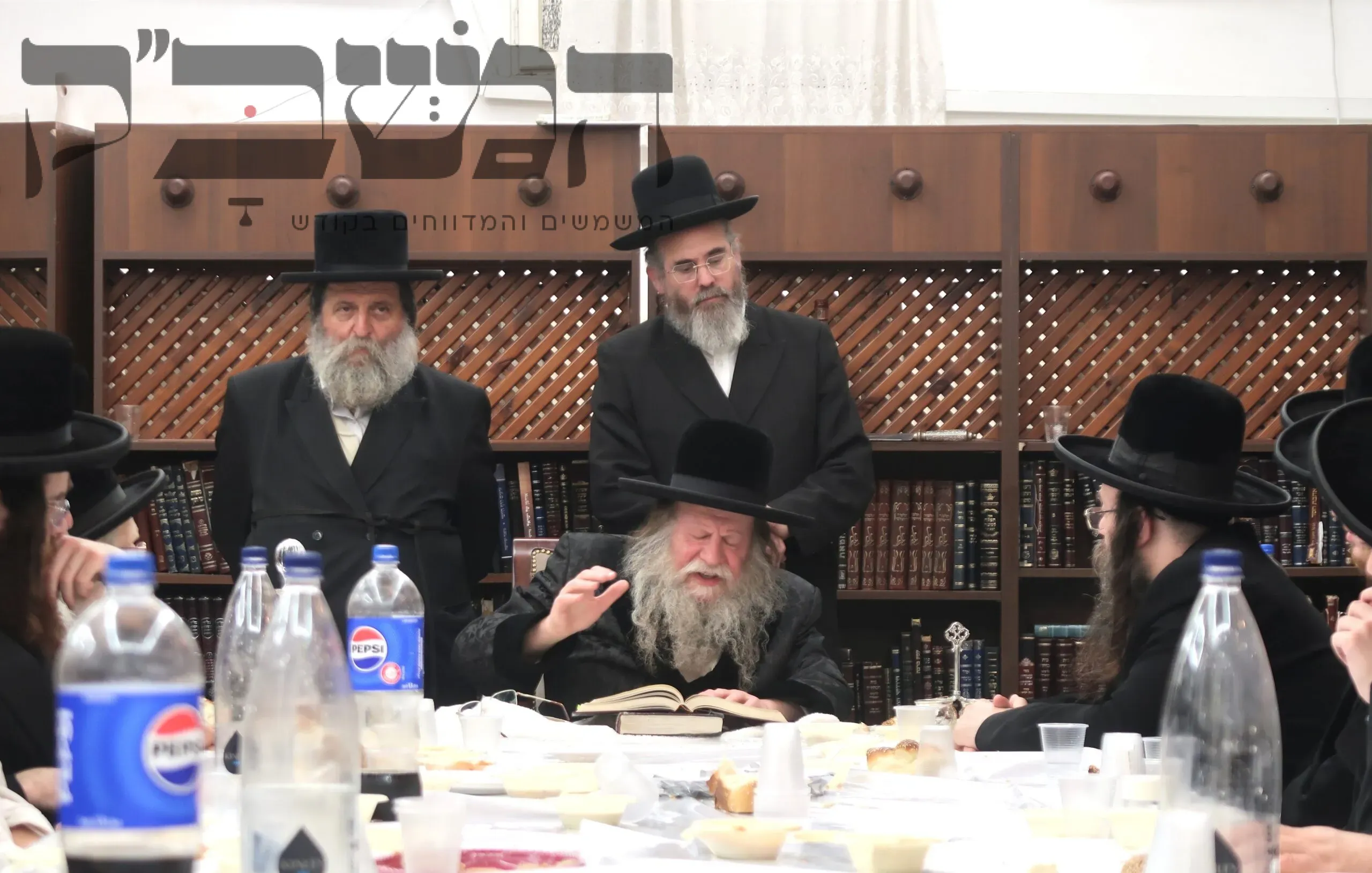 'זֵכֶר צַדִּיק לִבְרָכָה': האדמו"ר מקוזמיר בסעודת הילולא ועליה לציון של זקינו האדמ"ר 'האמרי אש' ממודזיץ זי"ע