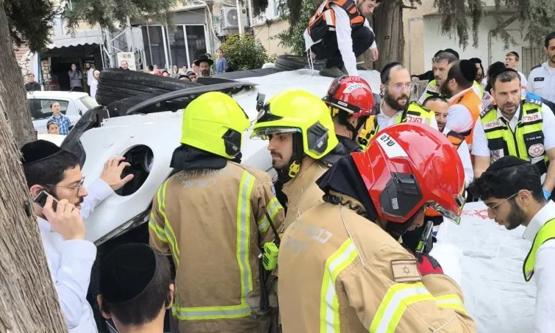  זוג בני 70 נפצע בינוני בהתהפכות רכב ברחוב בבני ברק