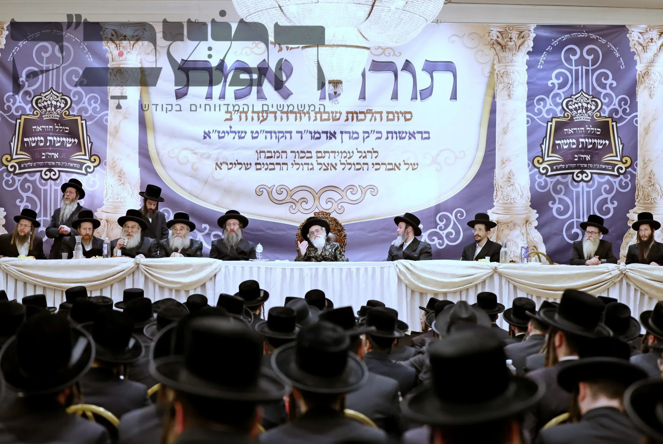 בראשות הרבי מויז׳ניץ: מעמד כבוד התורה ׳תורתו אמת׳ לעשרות אברכים שנבחנו על הוראה בכולל ויז׳ניץ בב"פ