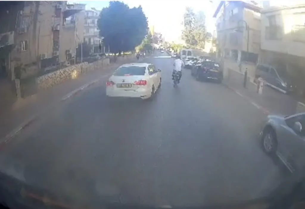 תיעוד מבני ברק: עקיפה מסוכנת שכמעט הסתיימה באסון