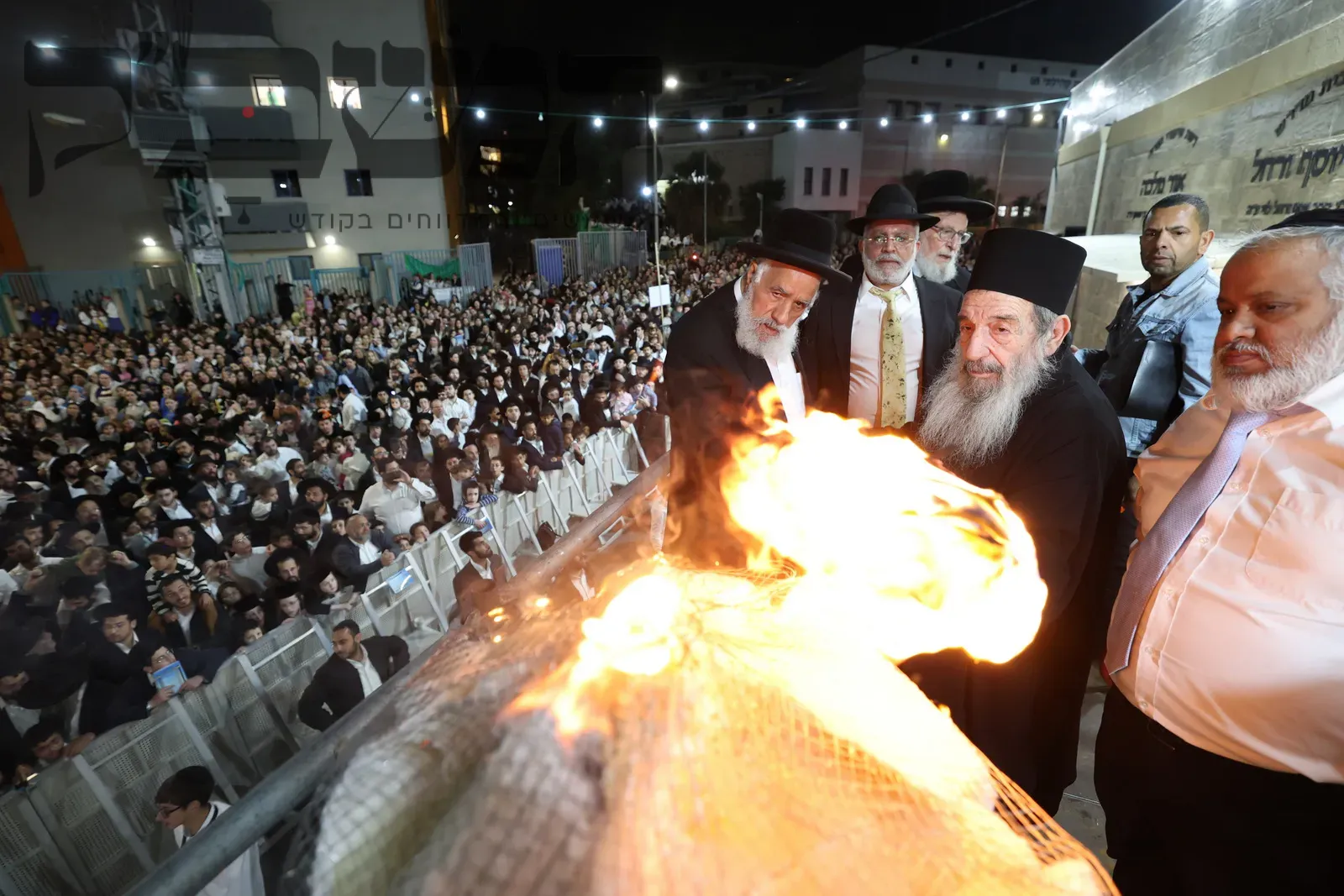 'תּוֹרָתוֹ מָגֵן לָנוּ': אלפים בהדלקה המרכזית בבני ברק במעמד גדולי ישראל