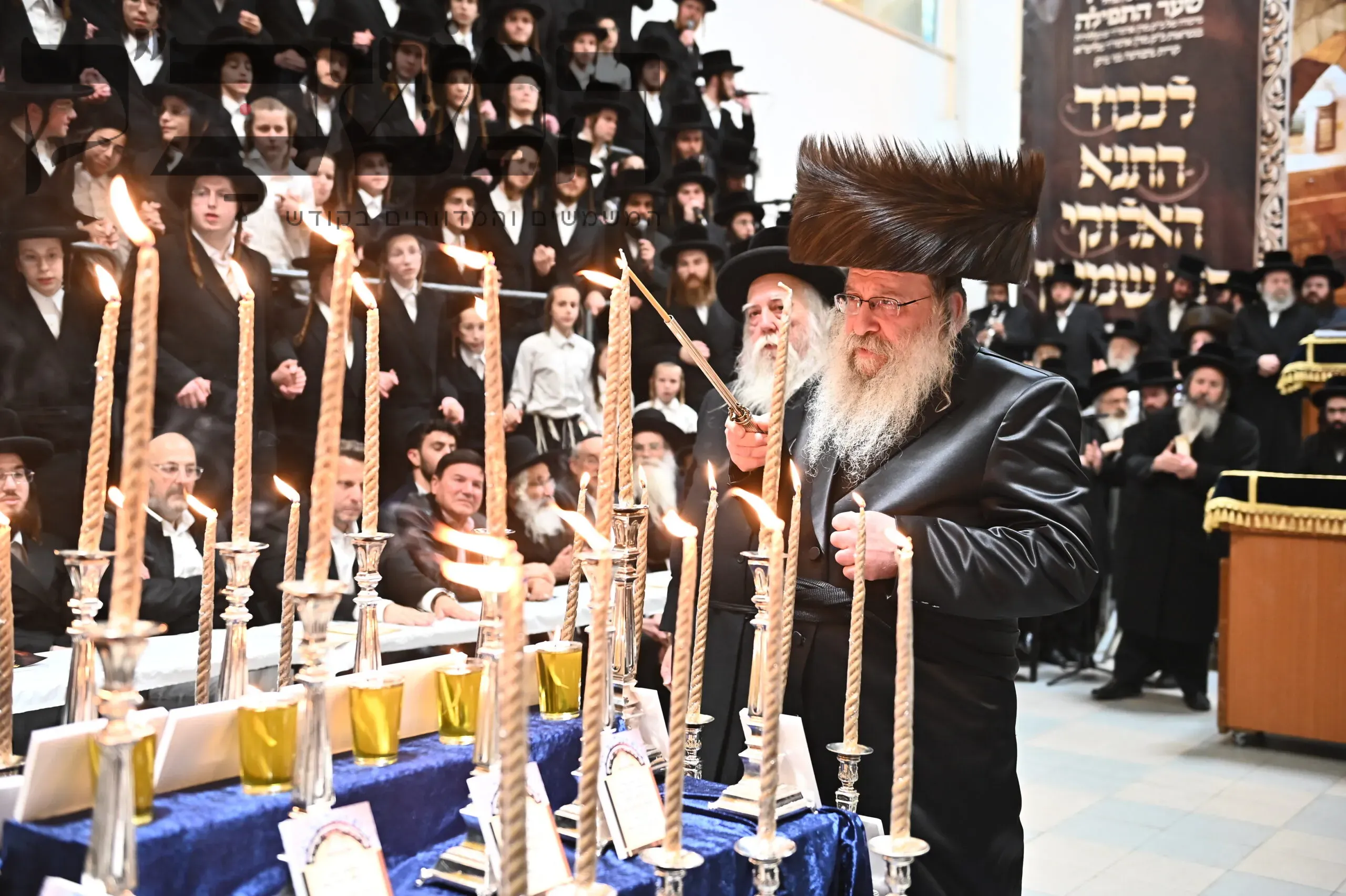 'רָאָה פָּנָיו מְאִירִים': האדמו"ר מנדבורנה בהדלקת ל"ג נרות לכבוד רבי שמעון בר יוחאי