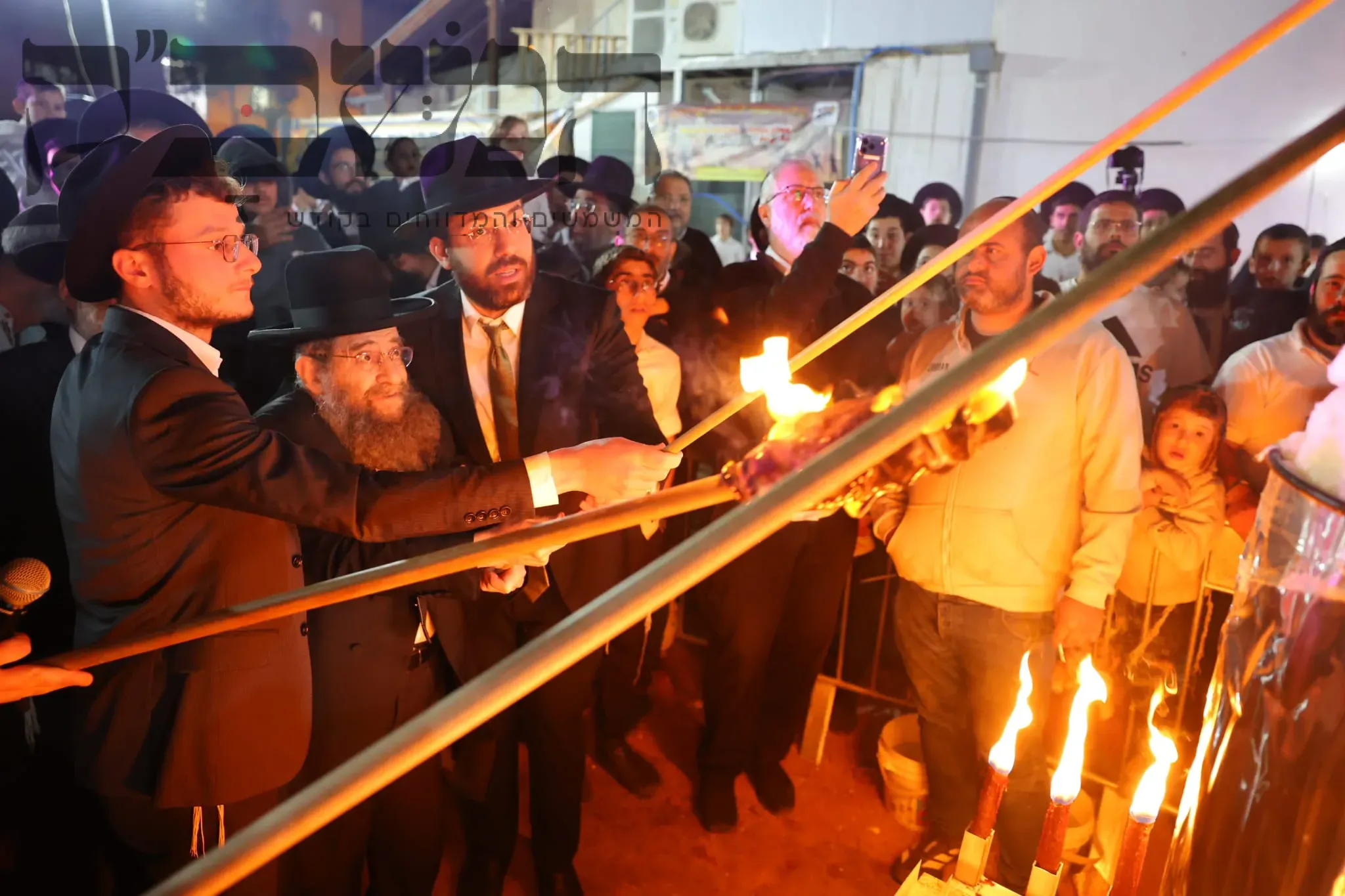 מעמד של התעלות בשיכון ג': מאות השתתפו בהדלקה המרכזית בראשות ראב"ד בני ברק