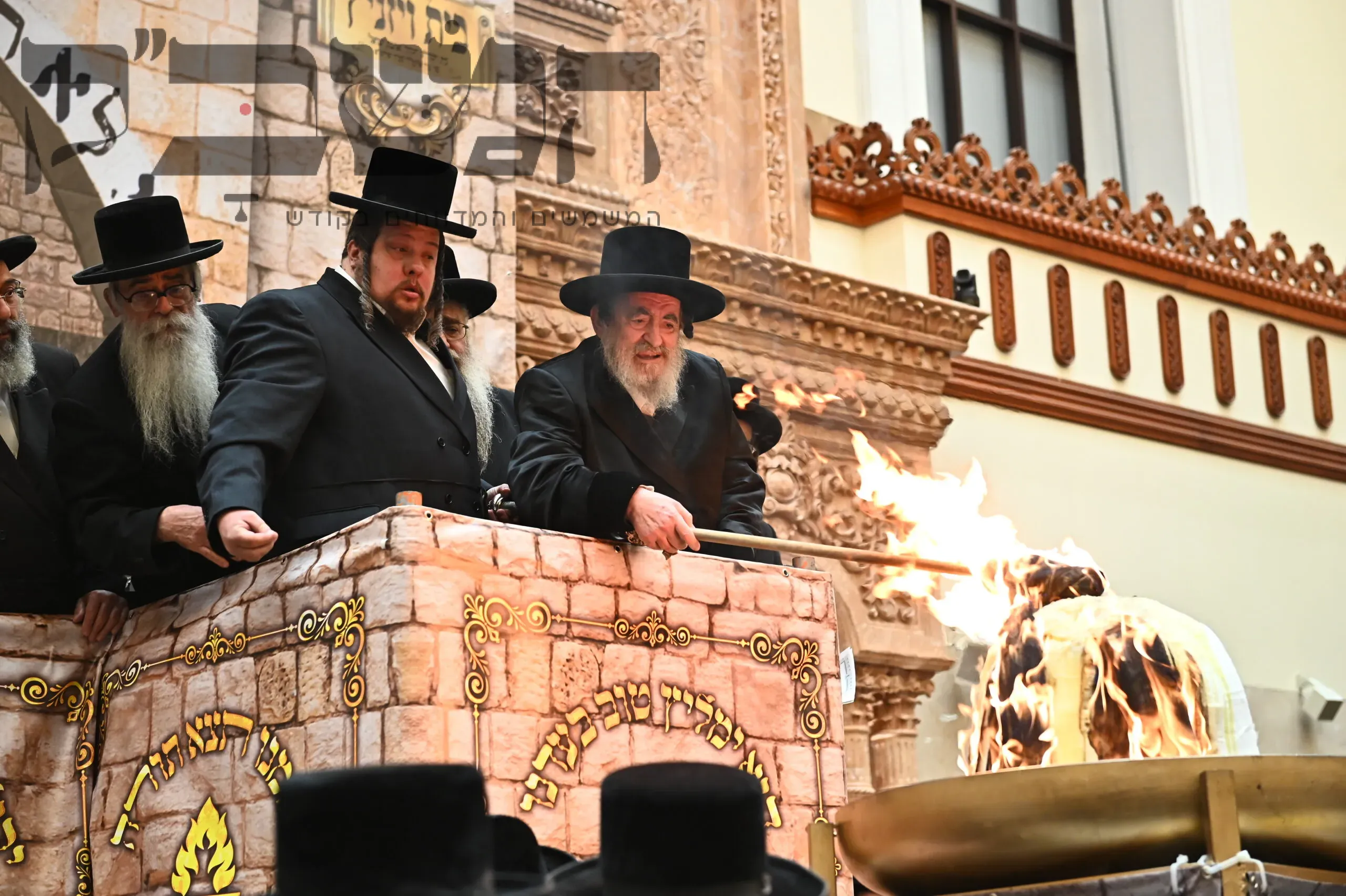 'לְכָל יִשְׂרָאֵל הֵאִיר': מעמד ההדלקה לכבוד רבי שמעון בר יוחאי בחצר הקודש ויז'ניץ