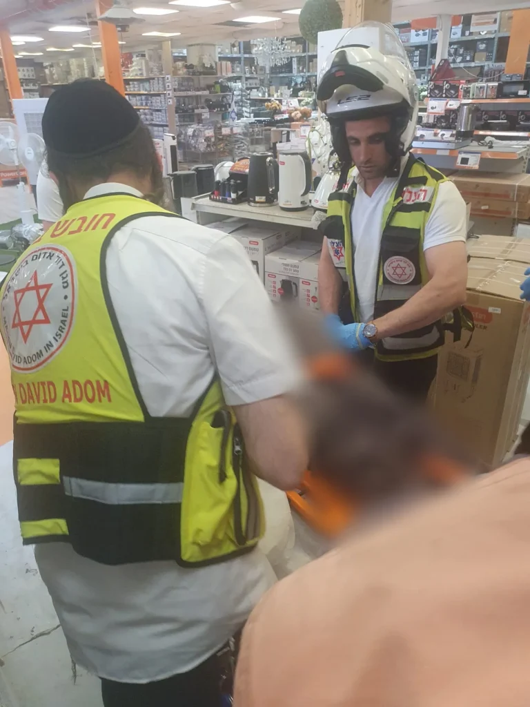 בני ברק: גבר נפצע קשה במהלך עבודתו בחנות בעיר