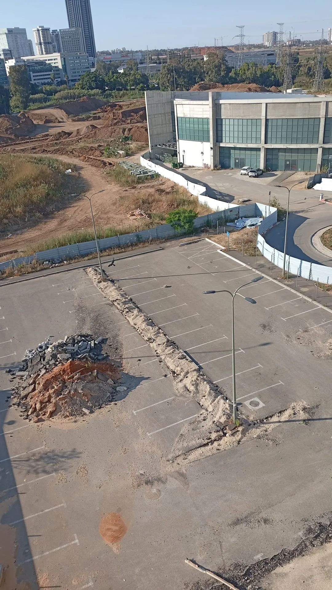 חניון חסום במתחם הסופרים
