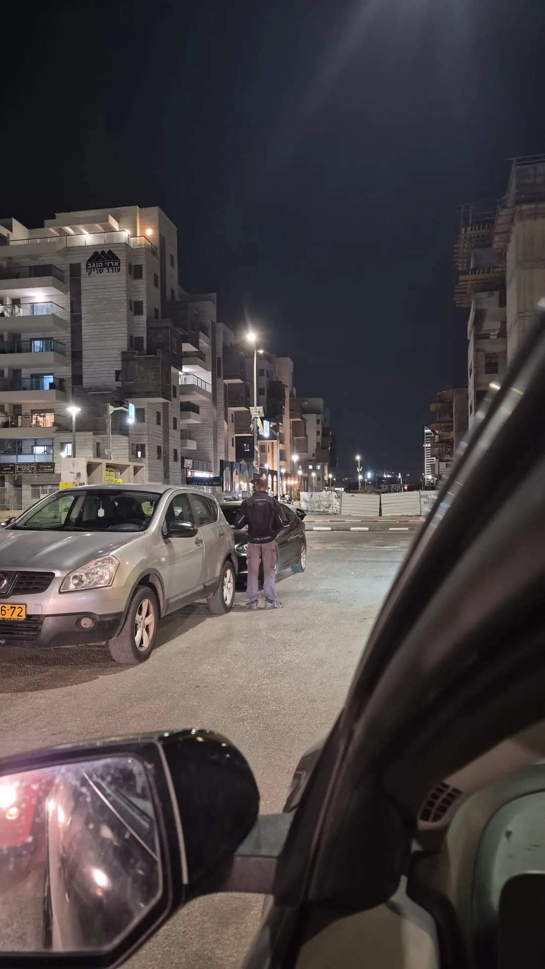 פקח מחלק דוחות באישון ליל