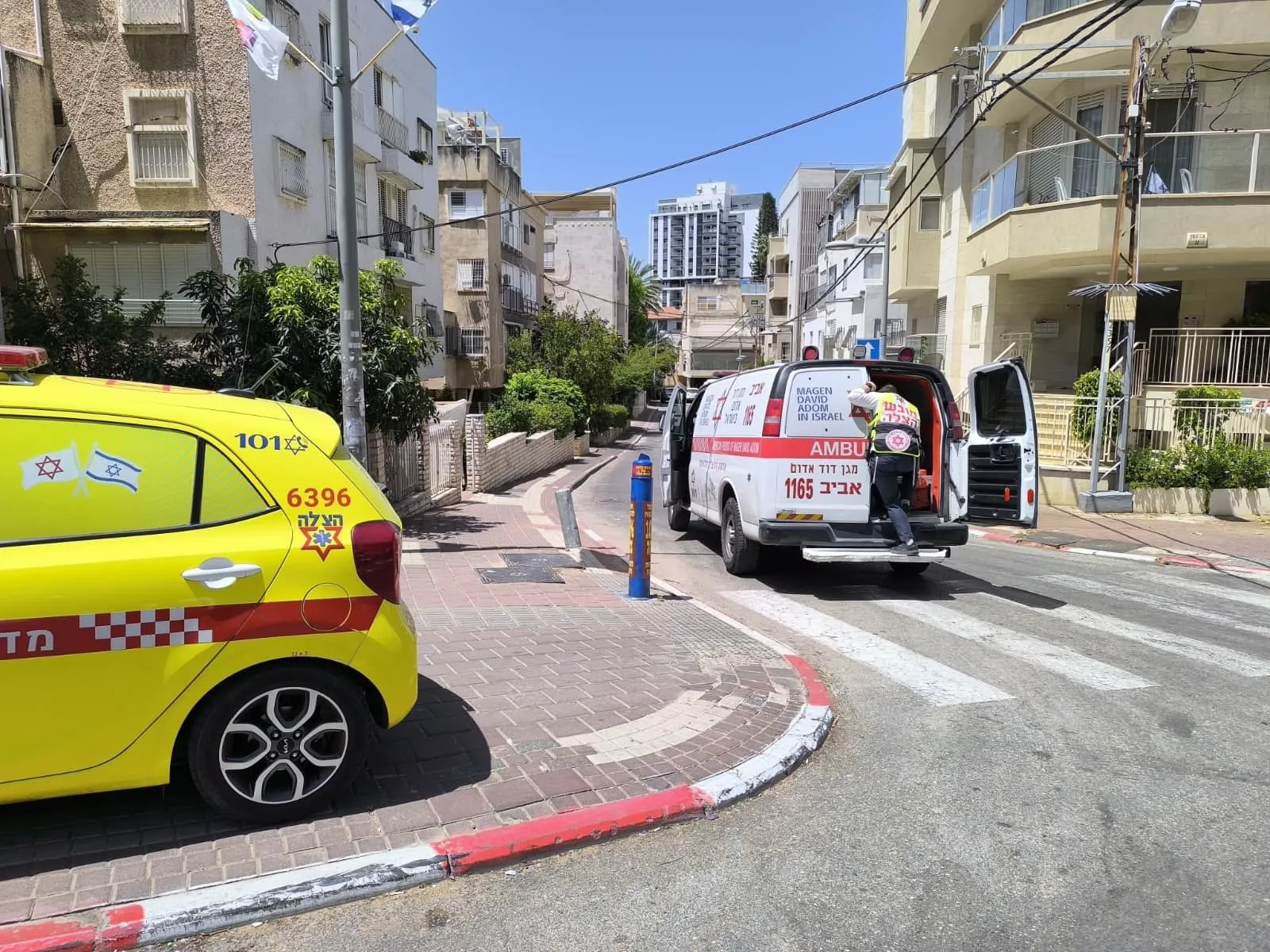 צעד אחד קטן, נפילה מגובה: פועל נפצע בבני ברק