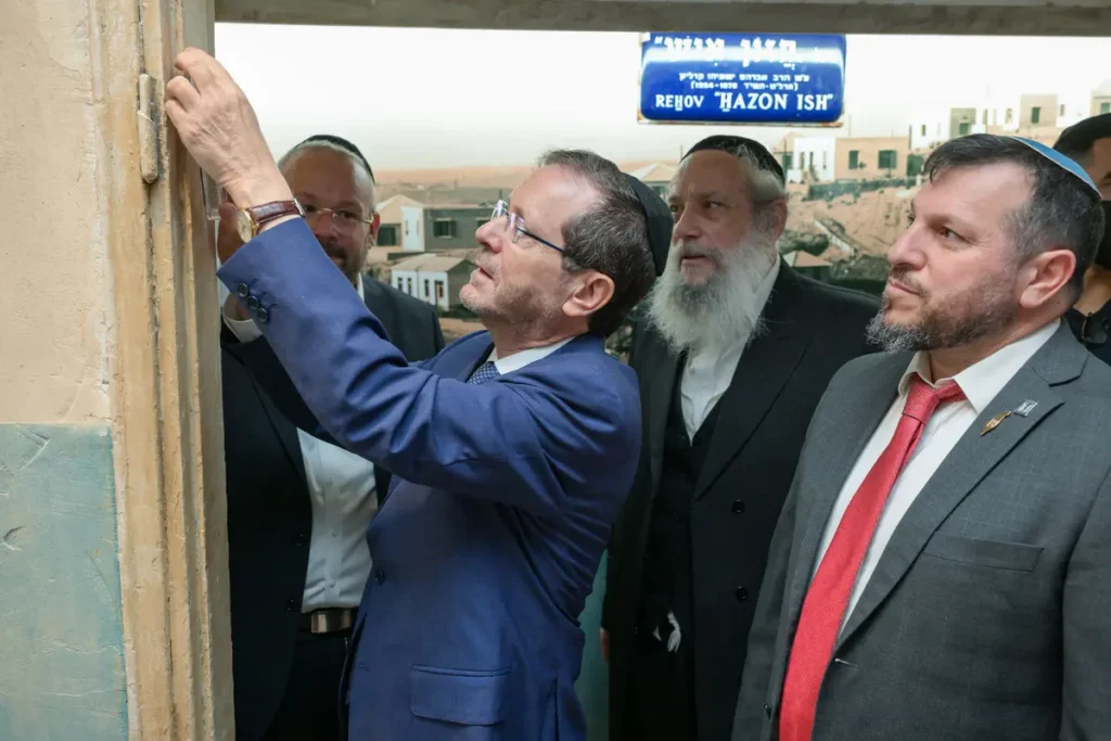 חיוכים מול המצלמות, זעם ברחוב: הביקור המכעיס בבני ברק