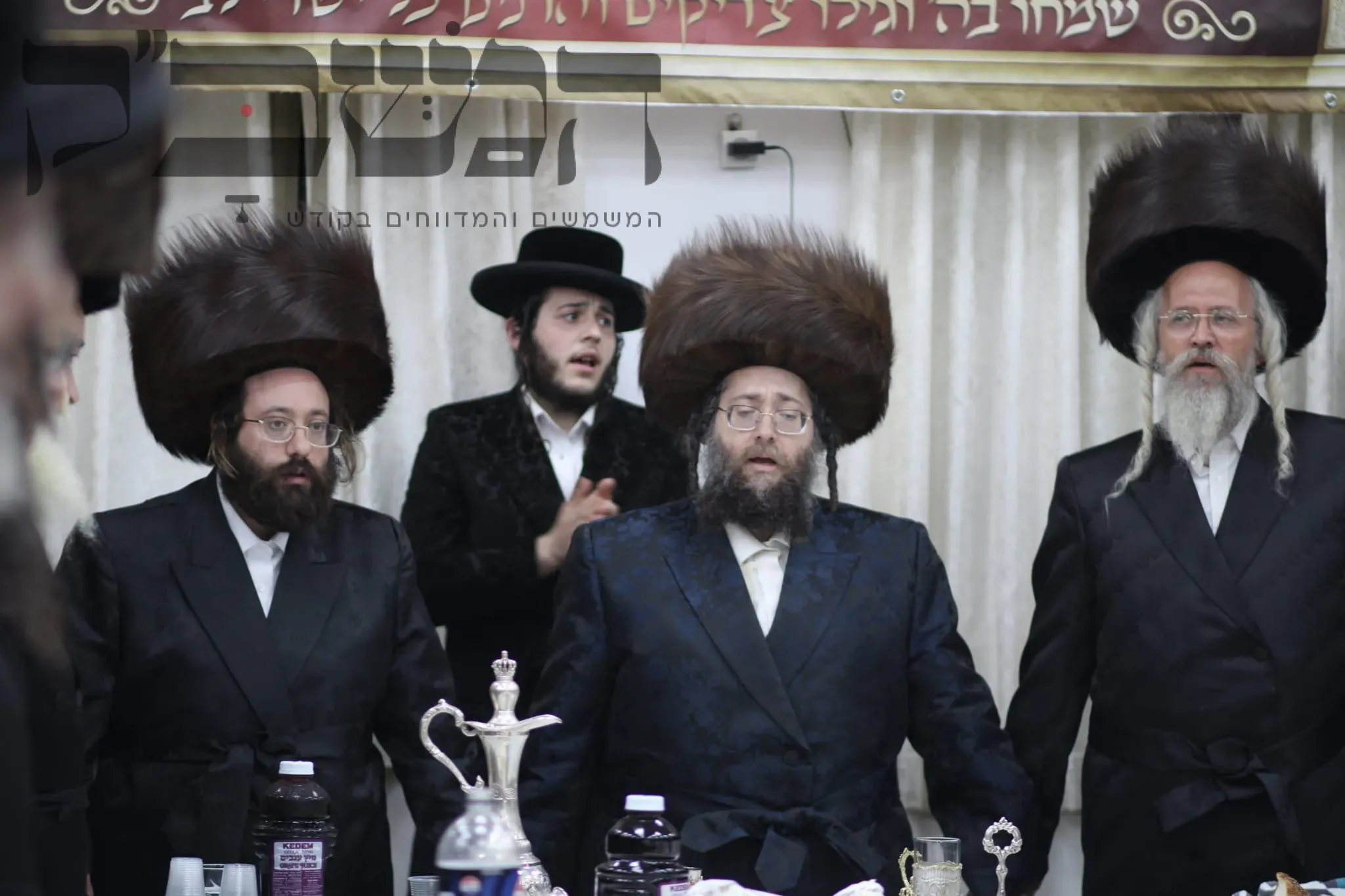 מהשמחה בחצר