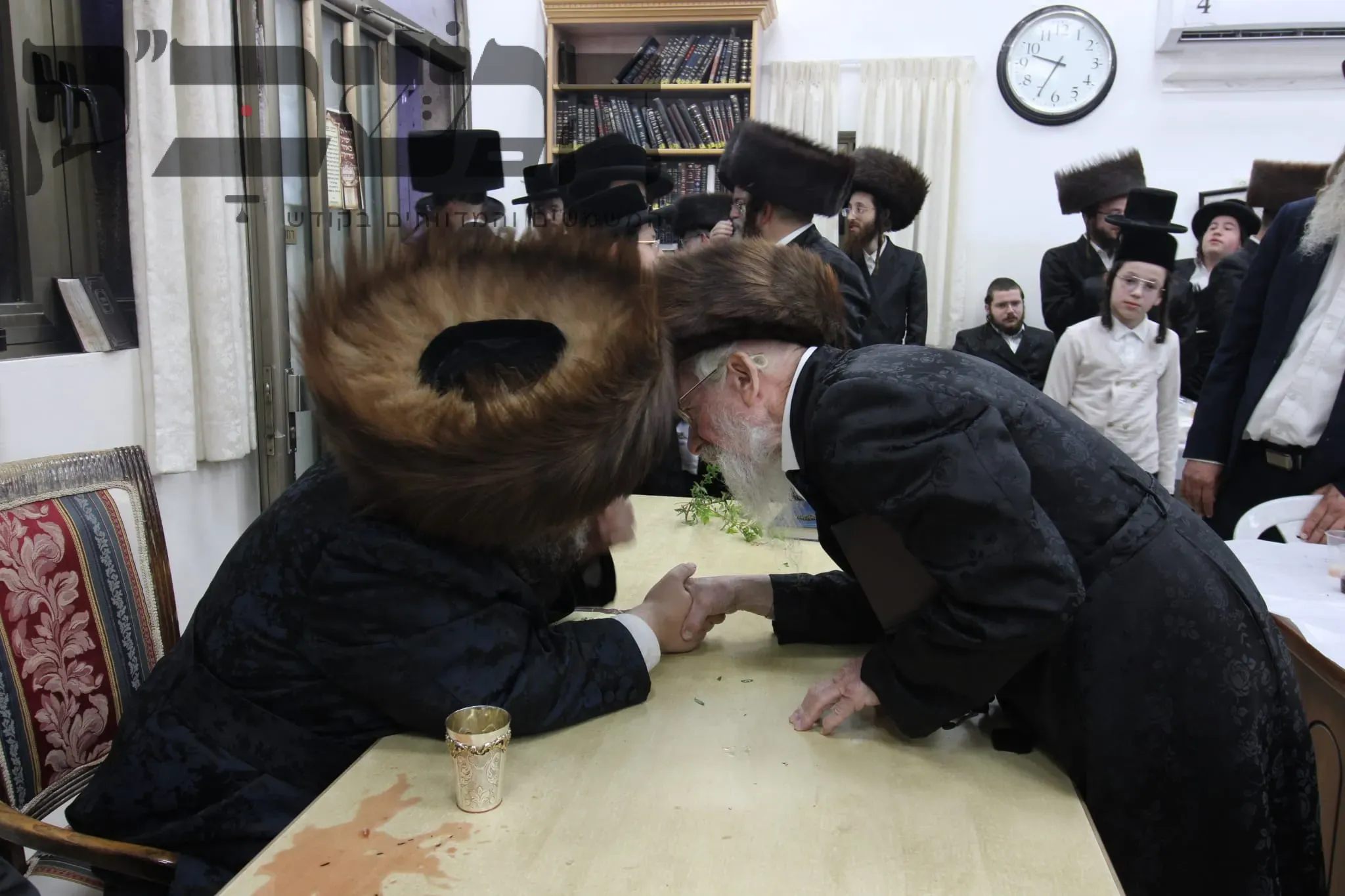 מהשמחה בחצר