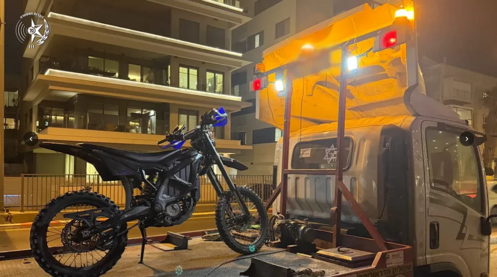 הבני ברקים בחוף גורדון: אופנועים בתוך המתרחצים