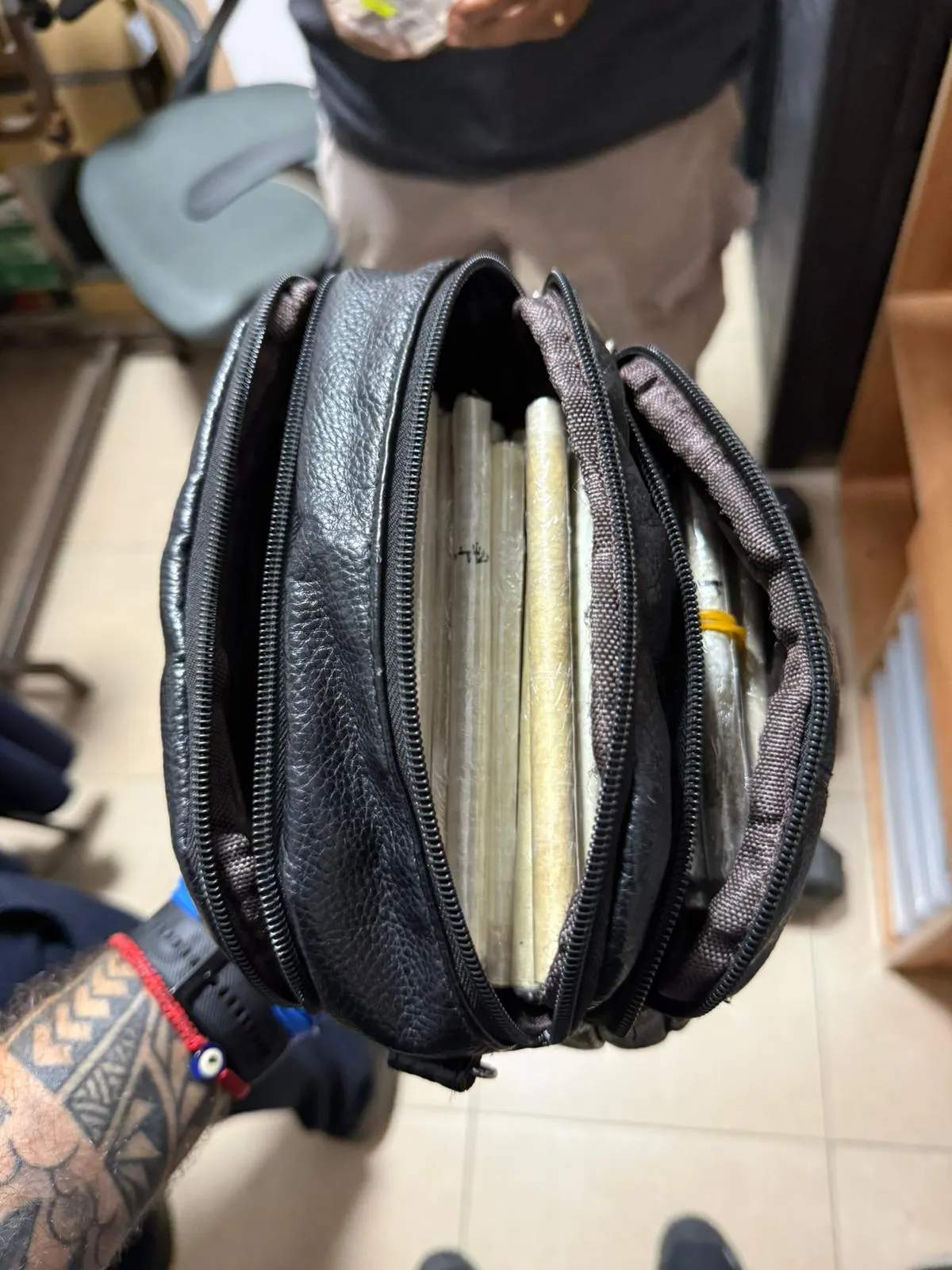 דרמה בבתי הכנסת: לאן נעלמו המזוזות והתפילין?
