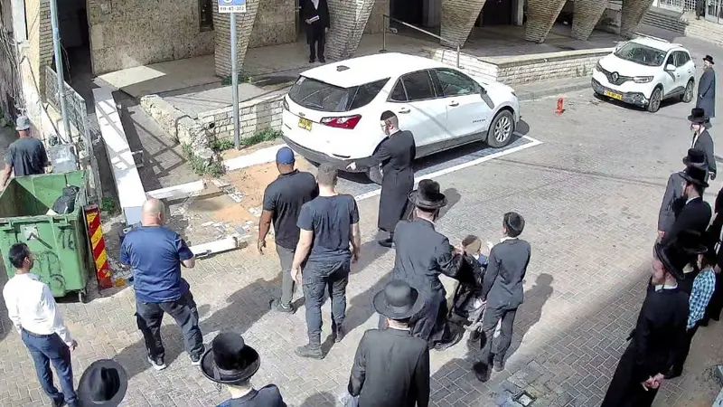 מהומה בנדבורנה: הוסר שער הכניסה למתחם החסידות