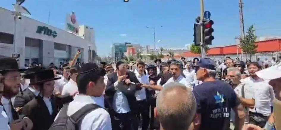 פעילים חילונים חסמו את הכניסה לבני ברק, עימותים נרשמו במקום