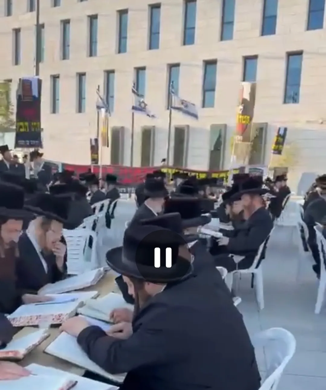 הפגנה מקורית: חסידי ויזניץ התכנסו לשעת לימוד מול משרד היועמש"ית