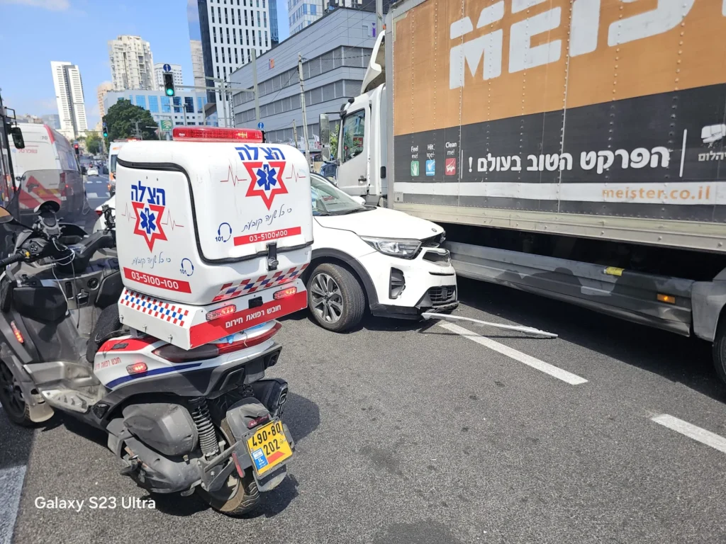 תאונה קשה בבני ברק: רכב פרטי התנגש בעוצמה במשאית