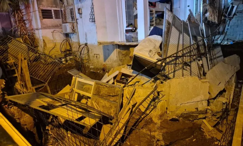 מבנה קרס חלקית; רכב עם אב ובתו הידרדר מחניה לכביש