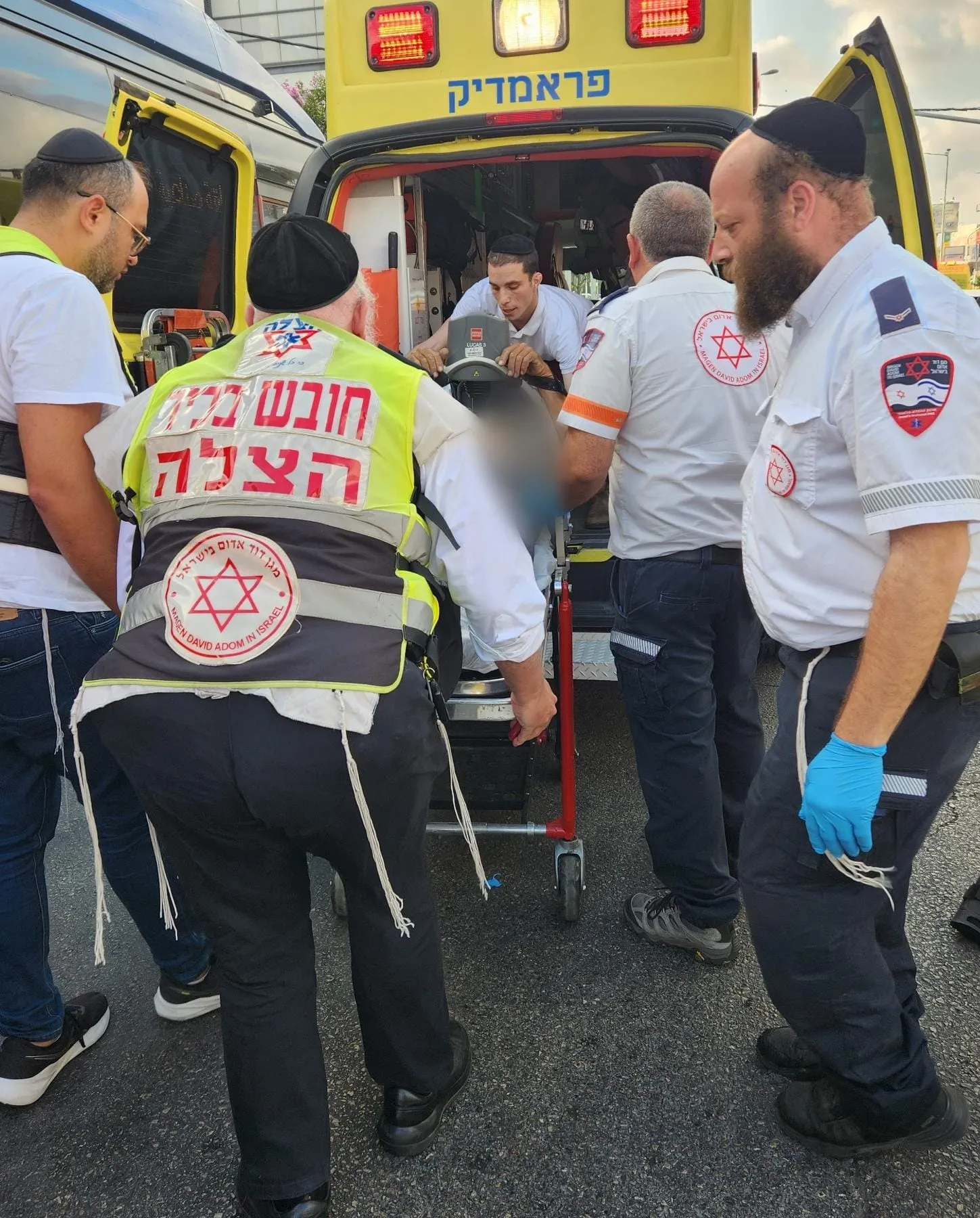 ​נהג התמוטט ברכבו בבני ברק; חובשי 'הצלה' הצילו את חייו