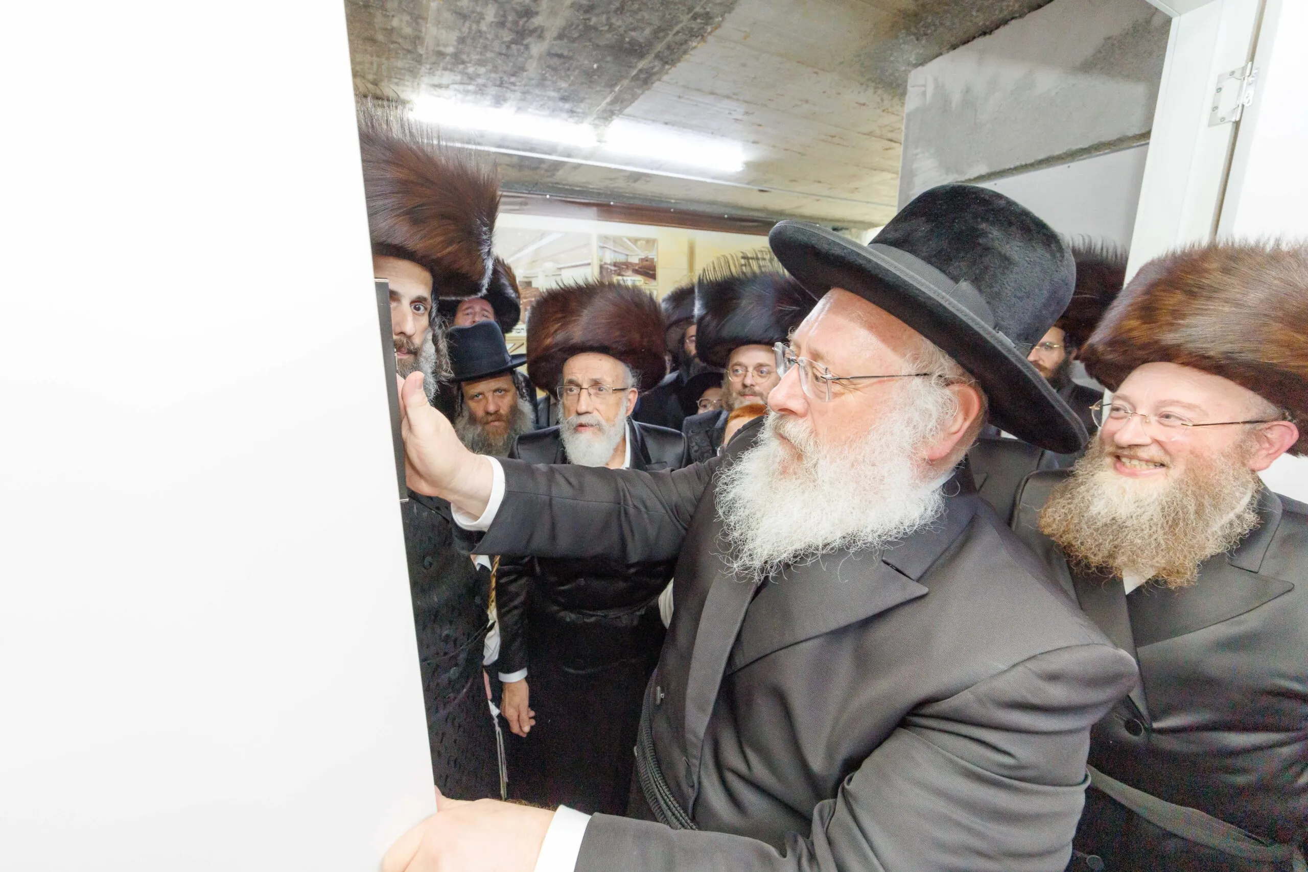 הרב חיים לנדא בקביעת המזוזה