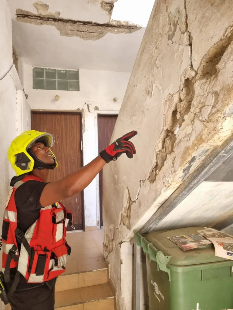 סכנת קריסה מיידית: בניין מגורים בבני ברק פונה מדייריו