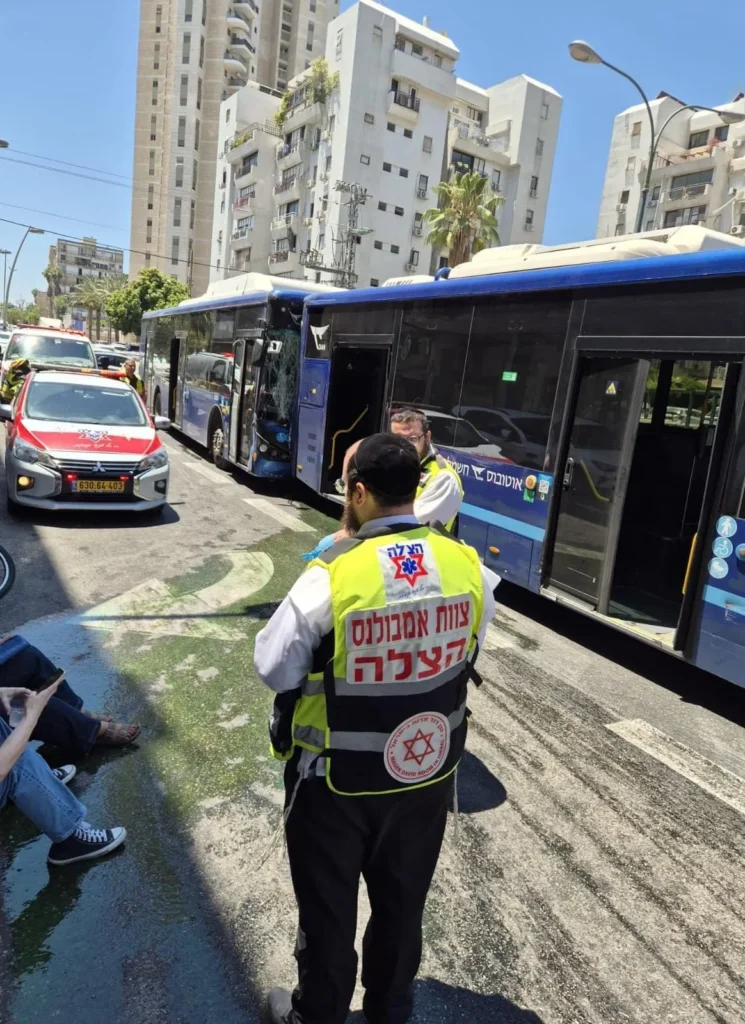 תאונת שרשרת בין שלושה אוטובוסים בבן גוריון: שישה נפגעים