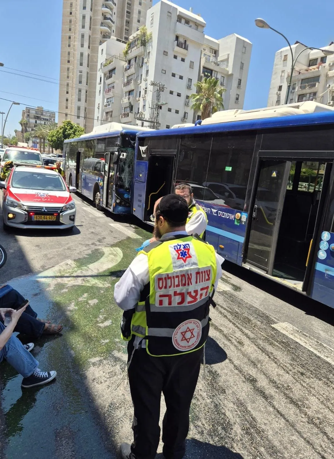 תאונת שרשרת בין שלושה אוטובוסים בבן גוריון: שישה נפגעים
