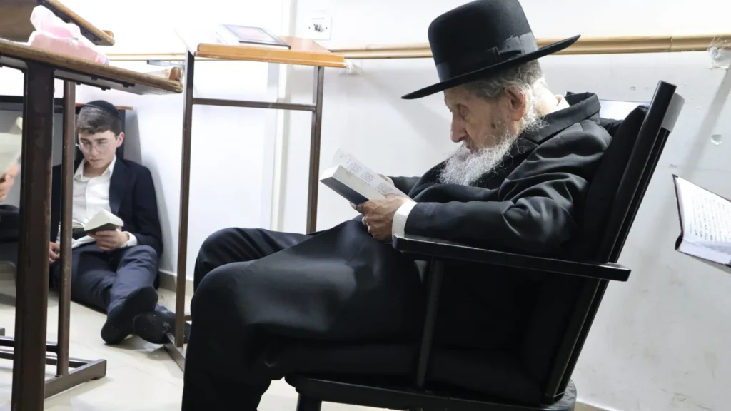 צפו: מרן מנהיג הדור הגר"ד לנדו בקריאת 'איכה' במעונו בבני ברק