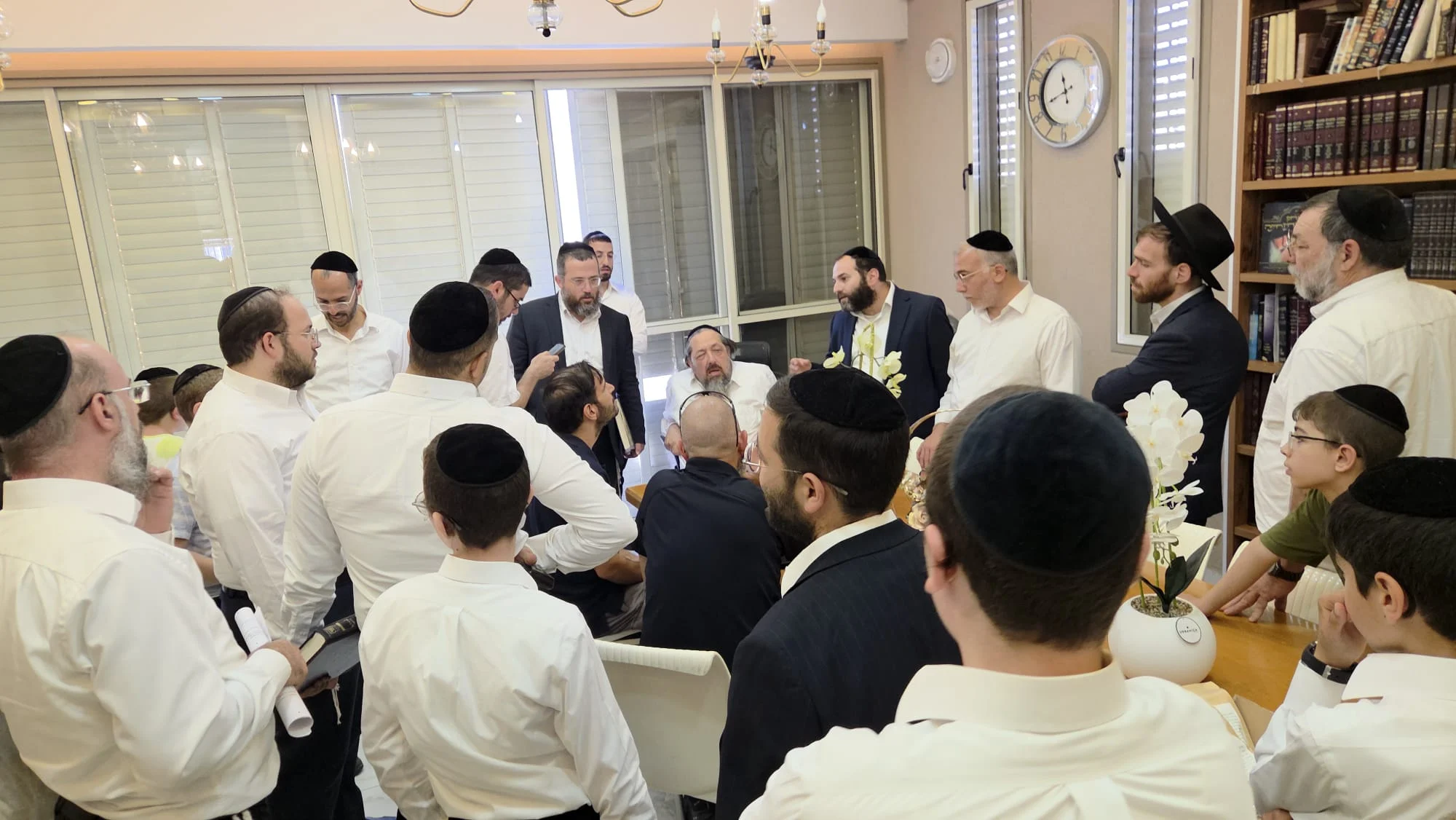 פשיטה על בית הרב: אברכים הוזעקו ותקפו את הזימון לחקירה