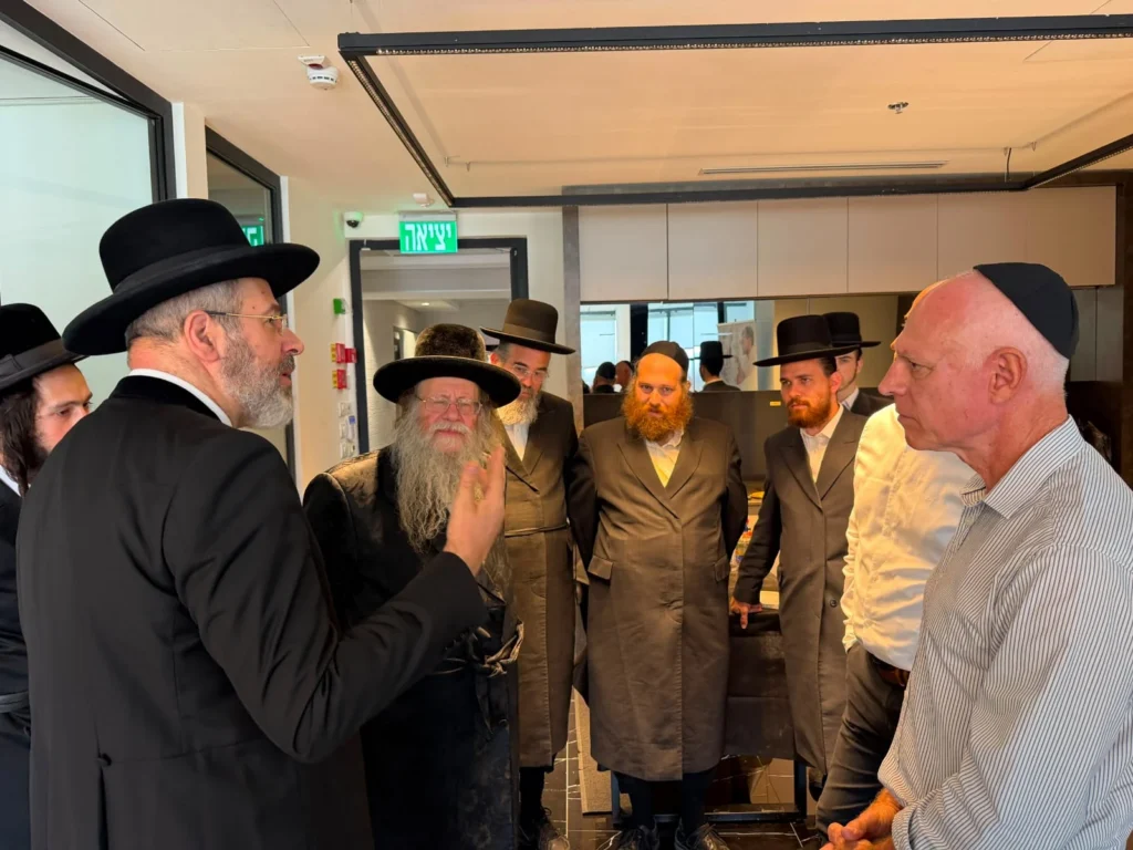 כשהאדמו"ר הבני-ברקי ואיש העסקים המקומי פרצו בריקוד של שמחה