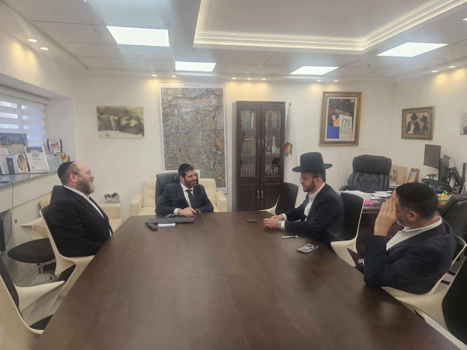 הרב סגל בפגישותיו על ראשי העיר