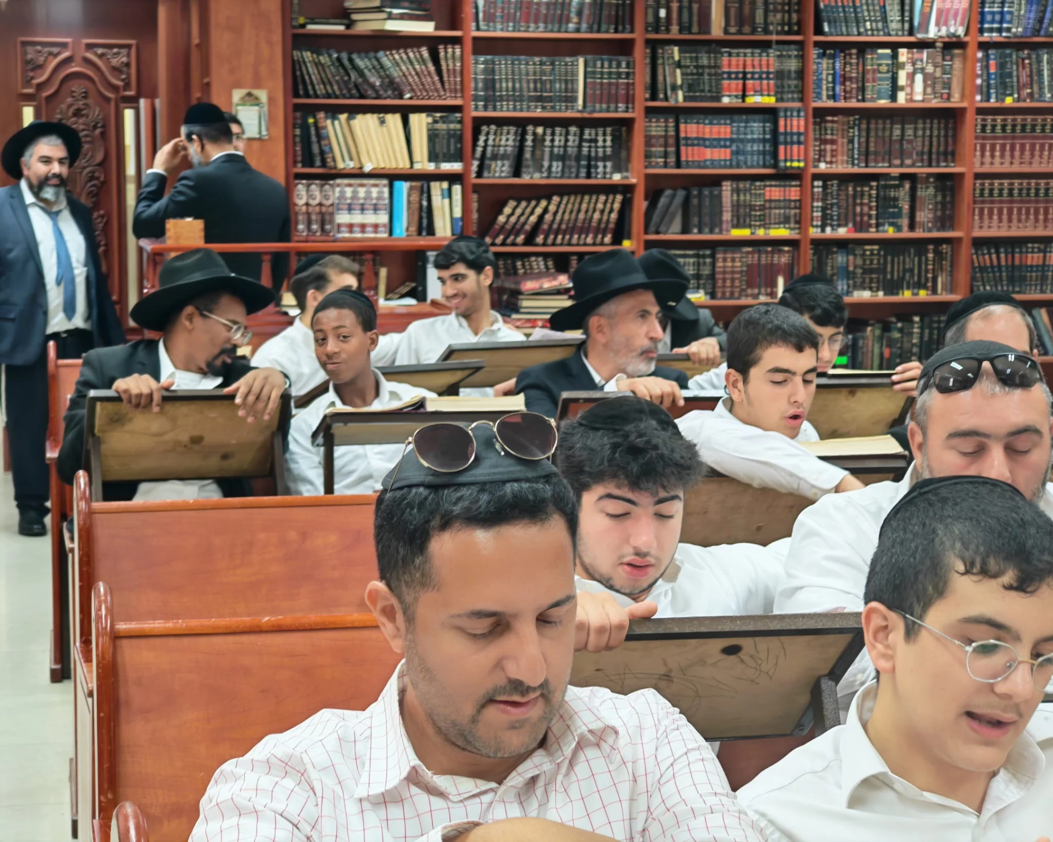 סיום הזמן באהל אברהם עם הרב צמח מאזוז