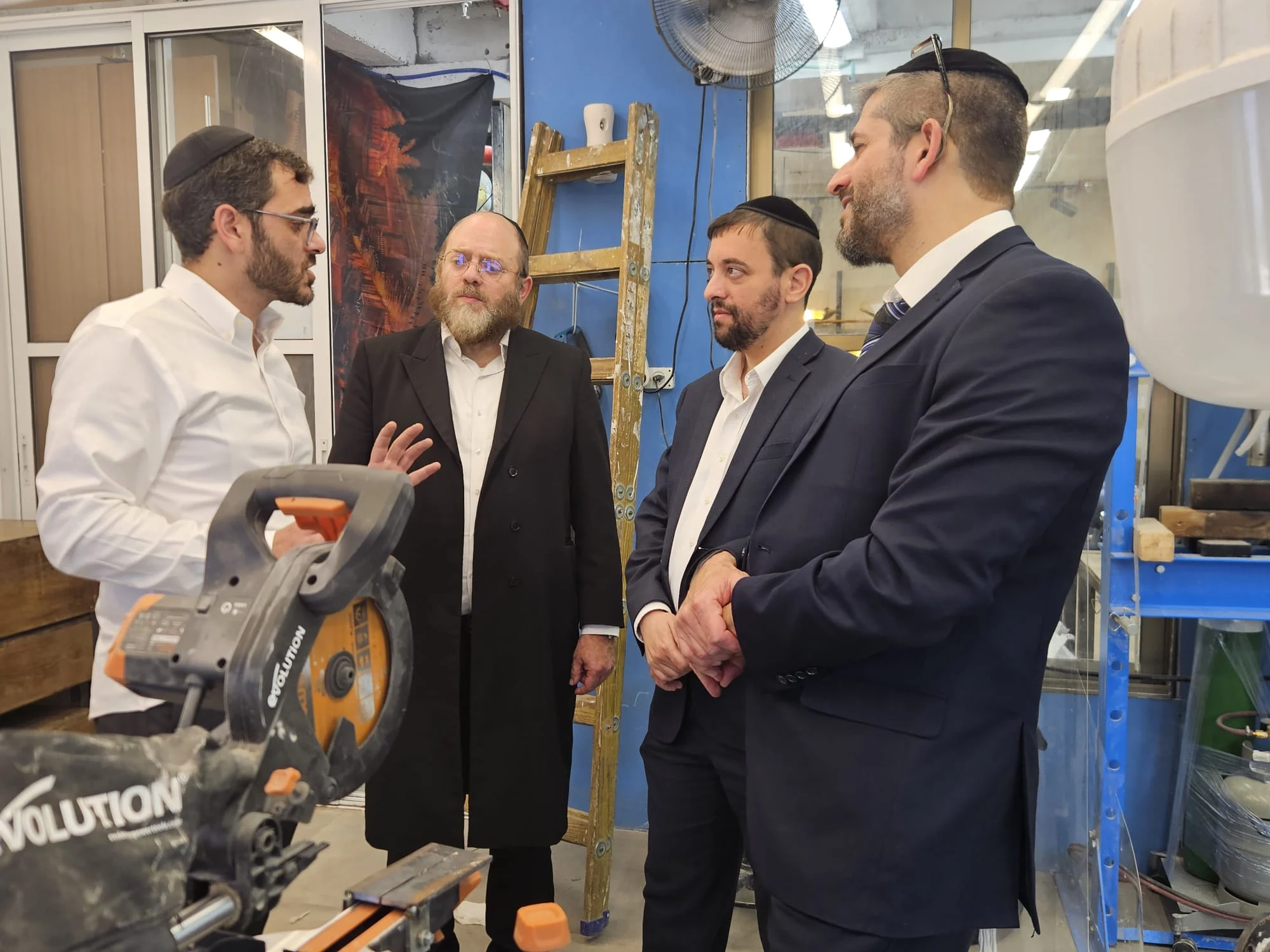 הרב פדר במפעל השופרות