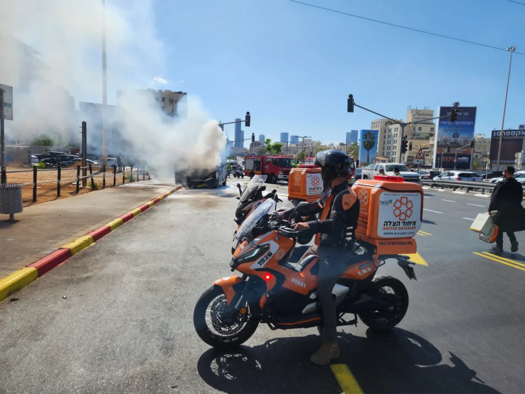 בהלה בז'בוטינסקי: רכב עלה באש, הנהג נמלט ללא פגע
